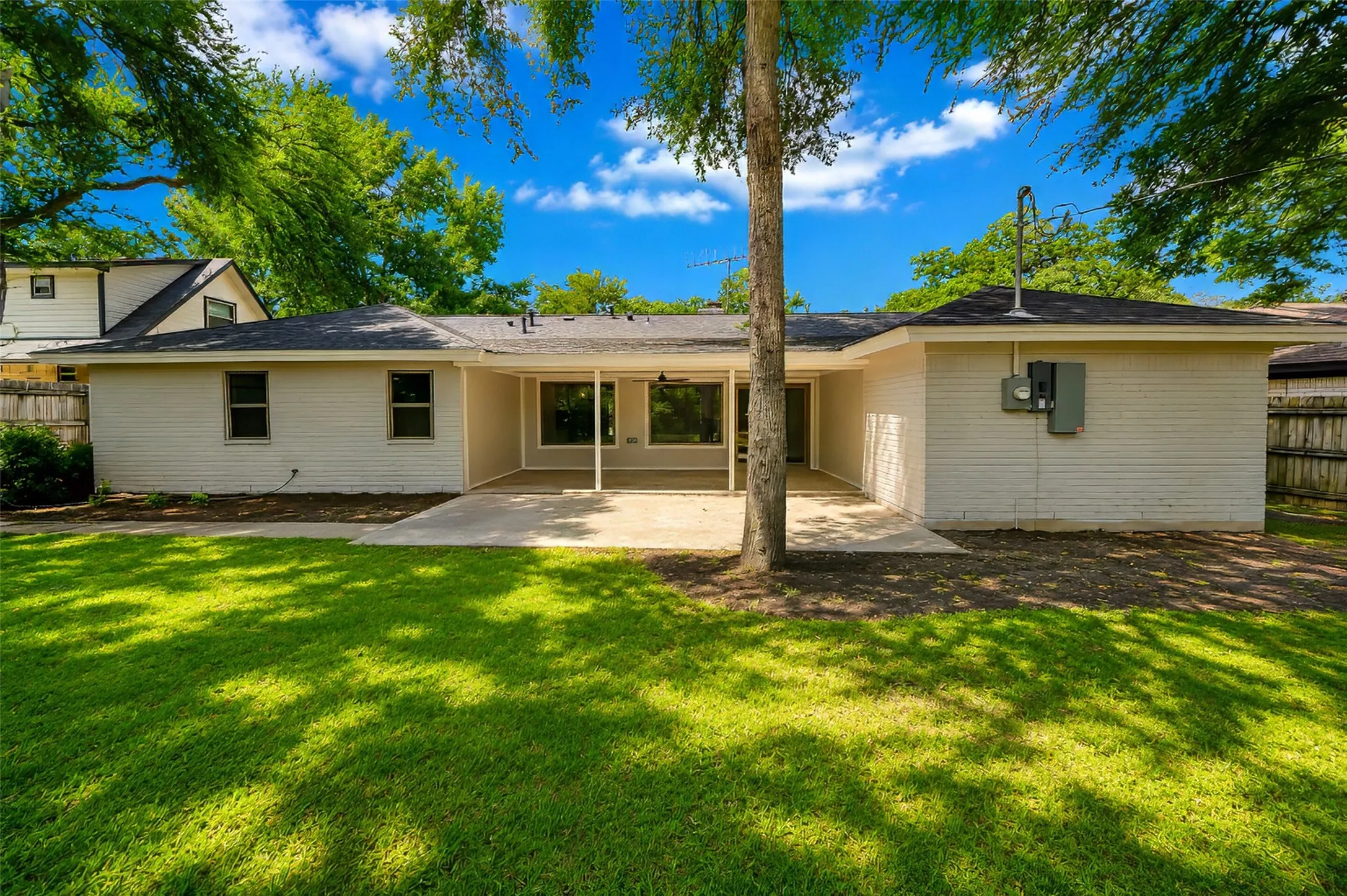 Single Family Residence For Sale in Tarrant County , 1141 Henson Drive, Hurst, Texas 76053, 4 Bedroom, 2 Bathroom, 2 Garage spaces, 1,967 Sqft, built in 1970, mls#21325971, Real Estate Agent in Hurst, Homes For Sale in Tarrant county, Homes For Sale in Hurst, Realtor in Hurst Texas, Real Estate Brokerage Independent Realty Texas, Luminita Cordes Realtor