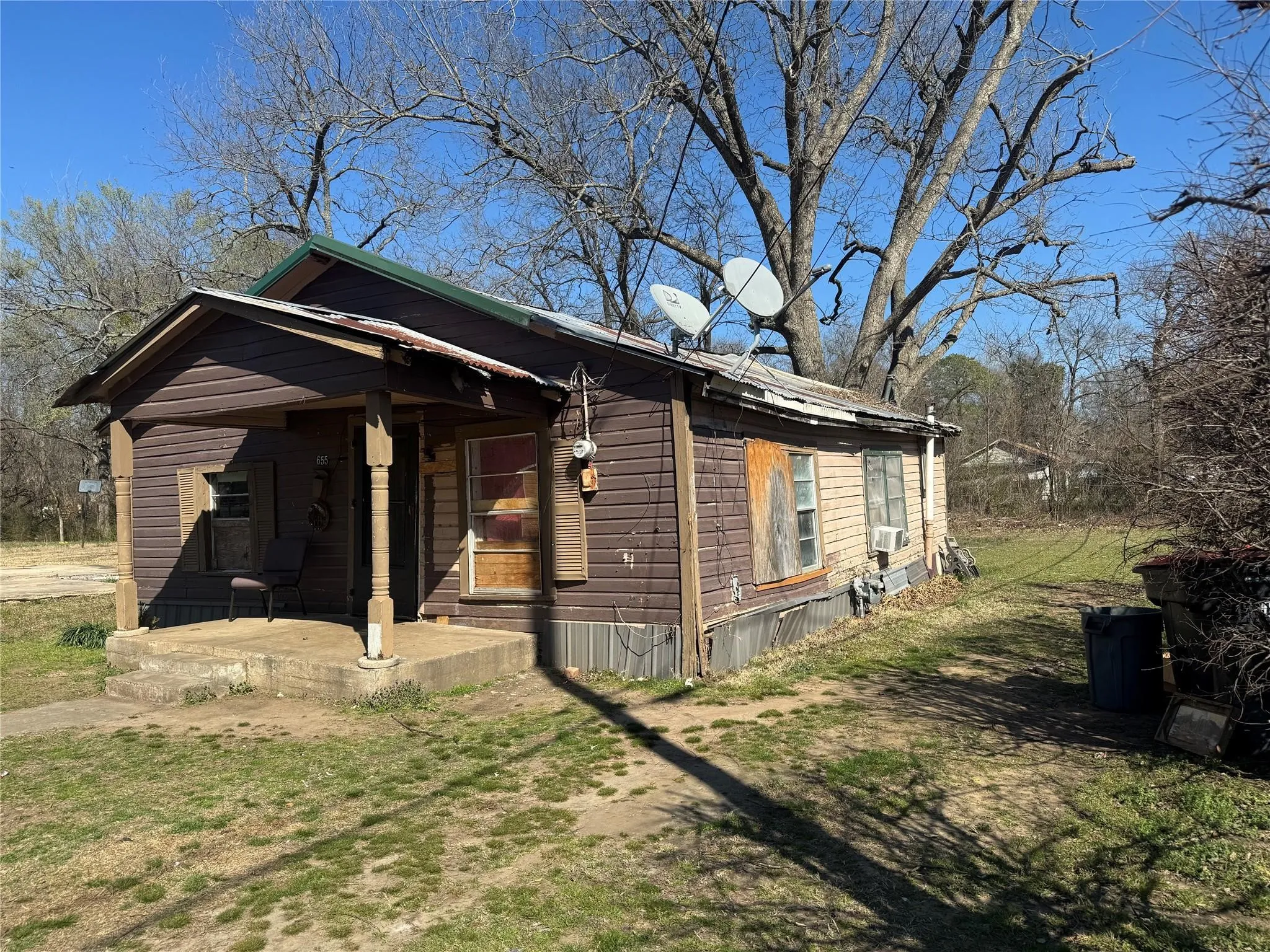 Single Family Residence For Sale in Lamar County , 655 SE 5th Street SE, Paris, Texas 75460, 3 Bedrooms, 1 Bathroom, Garage spaces, 1,080 Sqft, built in 1950, Price $50,000, mls#21325962, Real Estate Agent in Paris, Homes For Sale in Lamar county, Homes For Sale in Paris, Realtor in Paris Texas, Real Estate Brokerage Independent Realty Texas, Luminita Cordes Realtor