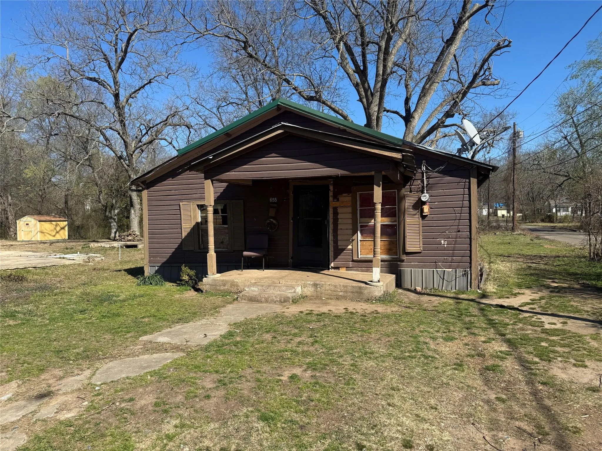 Single Family Residence For Sale in Lamar County , 655 SE 5th Street SE, Paris, Texas 75460, 3 Bedrooms, 1 Bathroom, Garage spaces, 1,080 Sqft, built in 1950, Price $50,000, mls#21325962, Real Estate Agent in Paris, Homes For Sale in Lamar county, Homes For Sale in Paris, Realtor in Paris Texas, Real Estate Brokerage Independent Realty Texas, Luminita Cordes Realtor