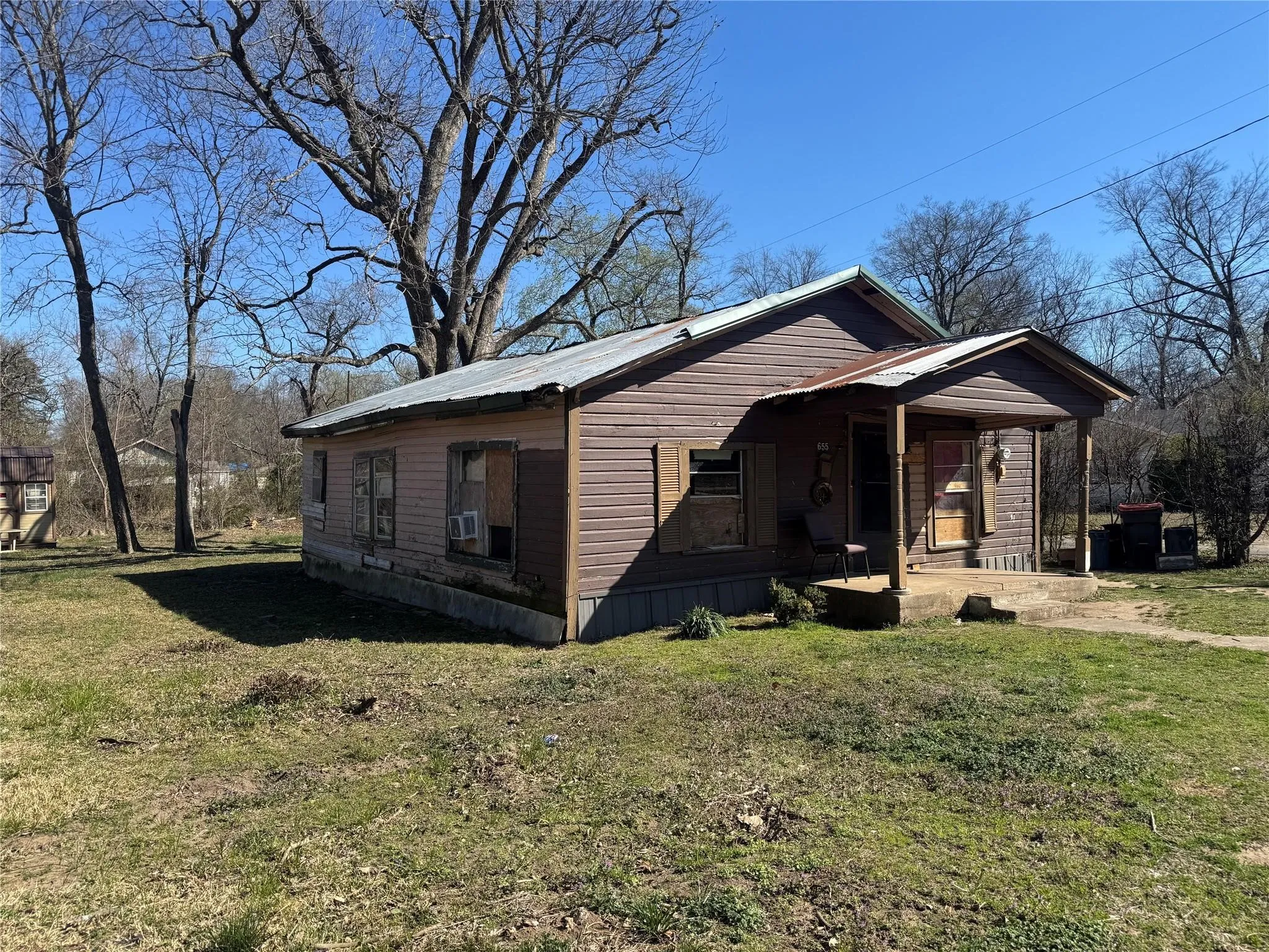 Single Family Residence For Sale in Lamar County , 655 SE 5th Street SE, Paris, Texas 75460, 3 Bedrooms, 1 Bathroom, Garage spaces, 1,080 Sqft, built in 1950, Price $50,000, mls#21325962, Real Estate Agent in Paris, Homes For Sale in Lamar county, Homes For Sale in Paris, Realtor in Paris Texas, Real Estate Brokerage Independent Realty Texas, Luminita Cordes Realtor