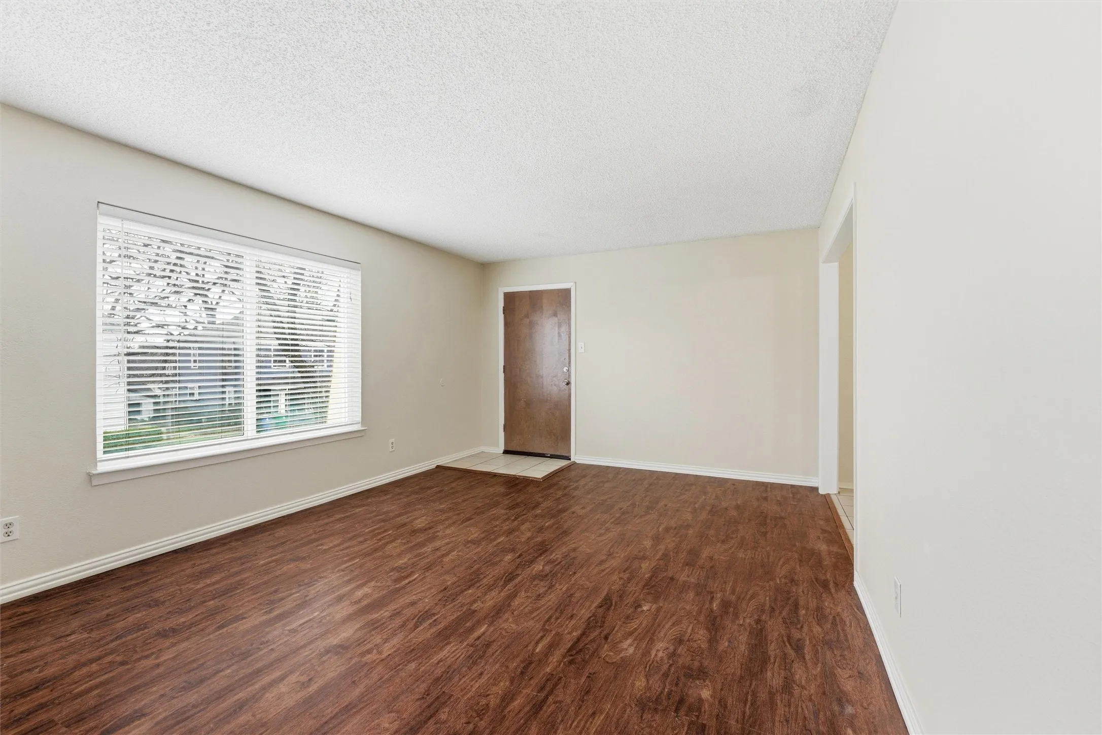 Apartment For Rent in Ellis County , 410 W Franklin Street 8, Waxahachie, Texas 75165, 2 Bedroom, 1 Bathroom, Garage spaces, 5,582 Sqft, built in 1980, mls#21291954, Real Estate Agent in Waxahachie, Homes For Rent in Ellis county, Homes For Rent in Waxahachie, Realtor in Waxahachie Texas, Real Estate Brokerage Independent Realty Texas, Luminita Cordes Realtor