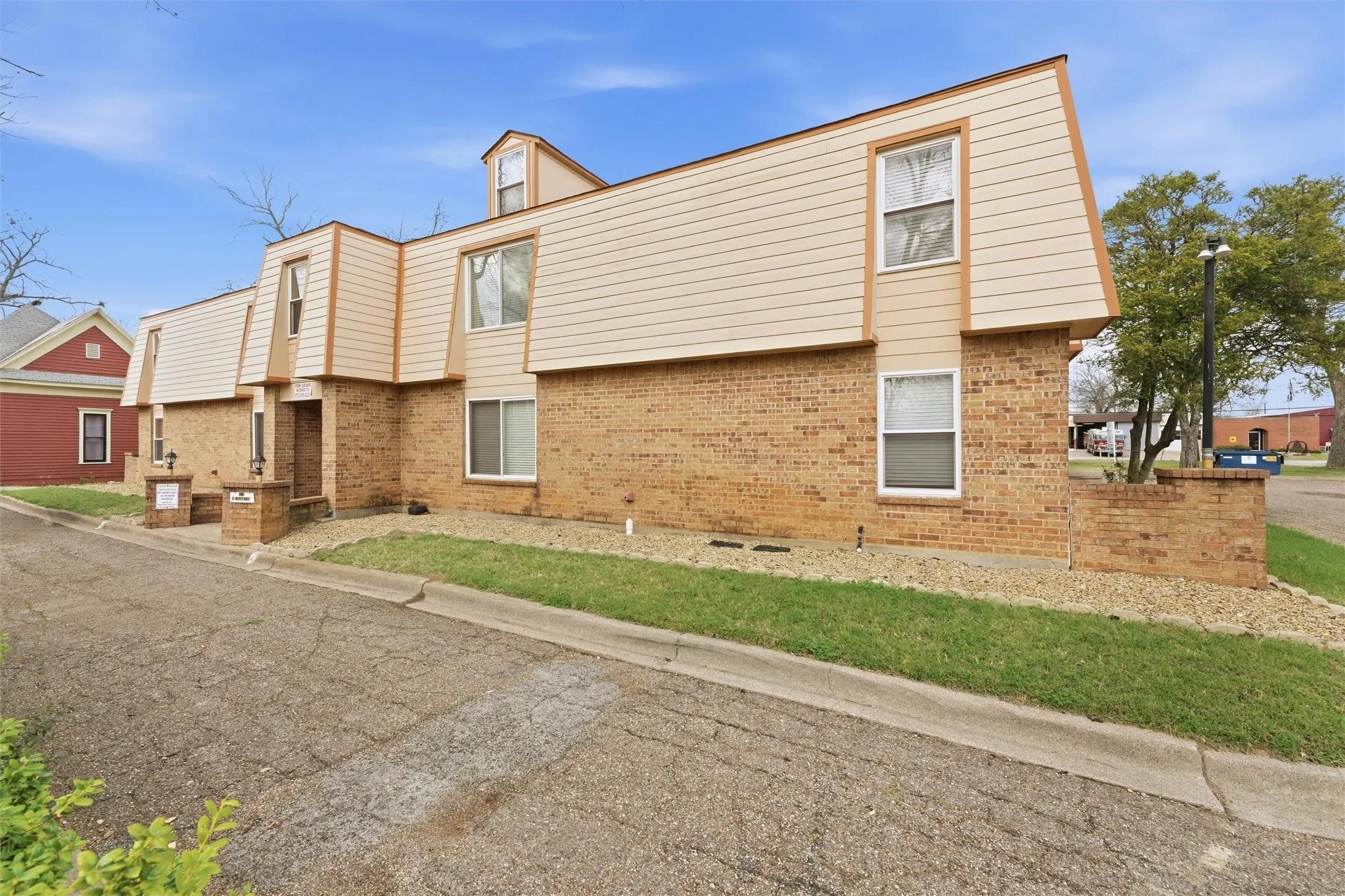 Apartment For Rent in Ellis County , 410 W Franklin Street 8, Waxahachie, Texas 75165, 2 Bedroom, 1 Bathroom, Garage spaces, 5,582 Sqft, built in 1980, mls#21291954, Real Estate Agent in Waxahachie, Homes For Rent in Ellis county, Homes For Rent in Waxahachie, Realtor in Waxahachie Texas, Real Estate Brokerage Independent Realty Texas, Luminita Cordes Realtor