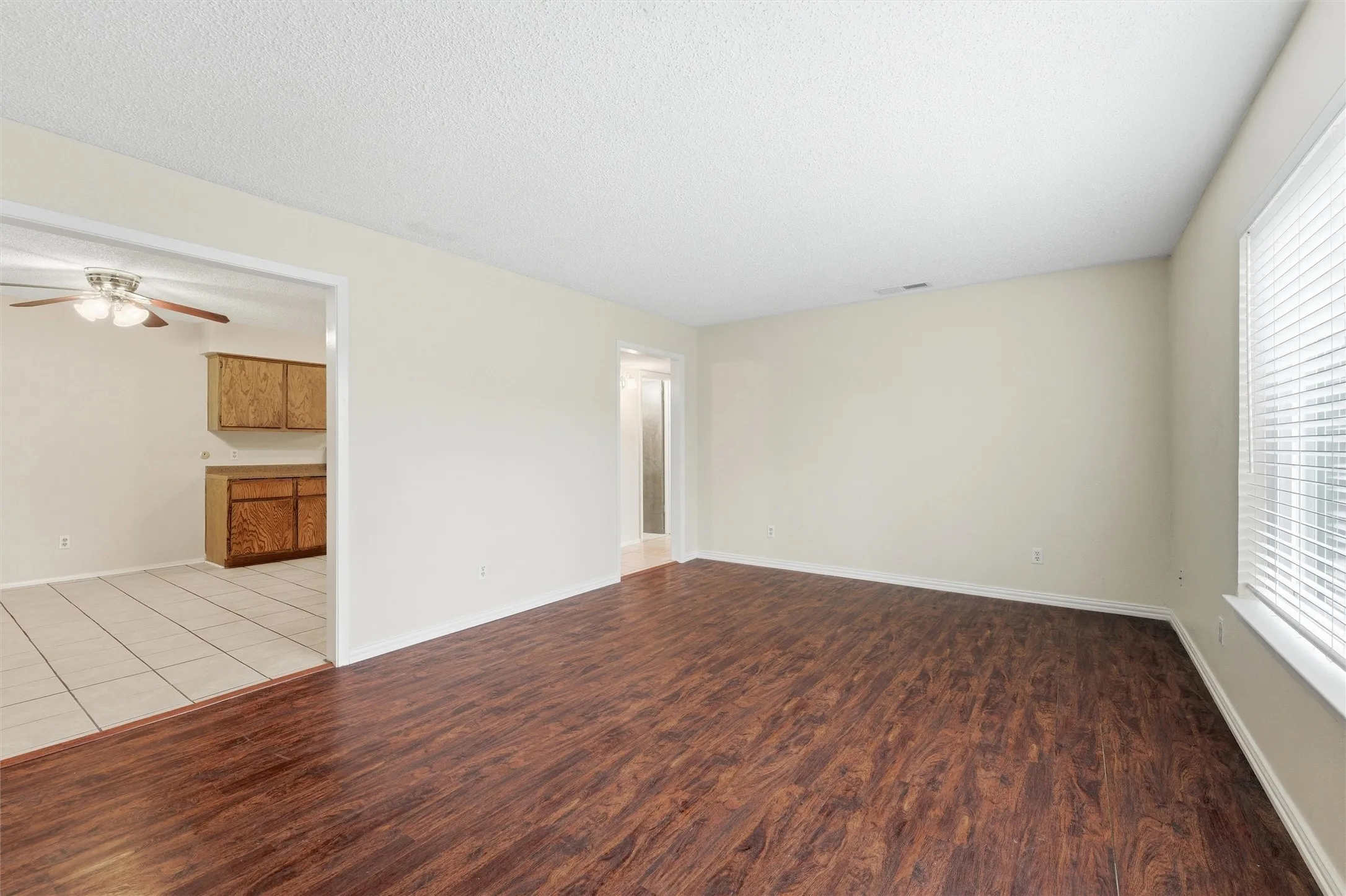 Apartment For Rent in Ellis County , 410 W Franklin Street 8, Waxahachie, Texas 75165, 2 Bedroom, 1 Bathroom, Garage spaces, 5,582 Sqft, built in 1980, mls#21291954, Real Estate Agent in Waxahachie, Homes For Rent in Ellis county, Homes For Rent in Waxahachie, Realtor in Waxahachie Texas, Real Estate Brokerage Independent Realty Texas, Luminita Cordes Realtor