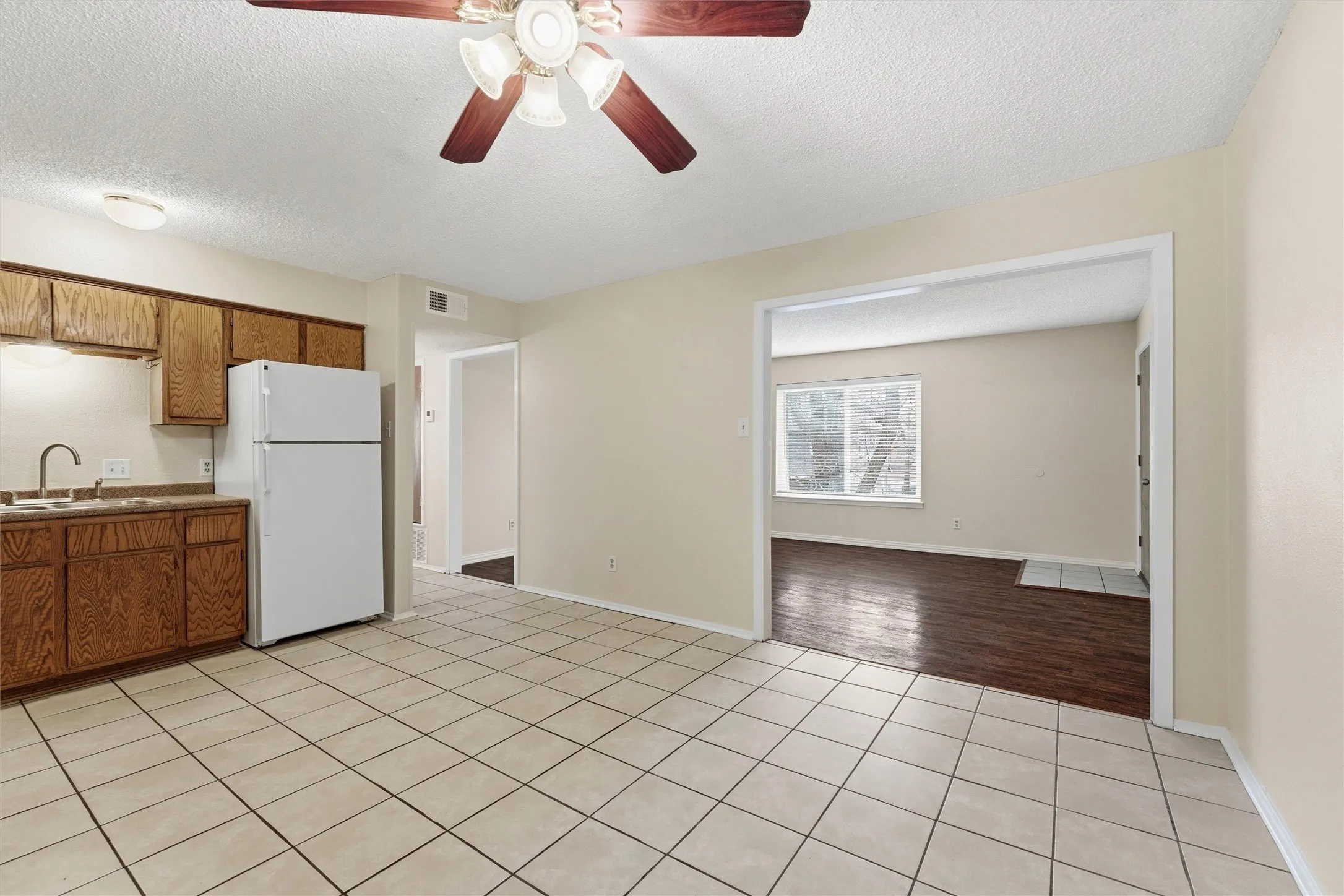 Apartment For Rent in Ellis County , 410 W Franklin Street 8, Waxahachie, Texas 75165, 2 Bedroom, 1 Bathroom, Garage spaces, 5,582 Sqft, built in 1980, mls#21291954, Real Estate Agent in Waxahachie, Homes For Rent in Ellis county, Homes For Rent in Waxahachie, Realtor in Waxahachie Texas, Real Estate Brokerage Independent Realty Texas, Luminita Cordes Realtor