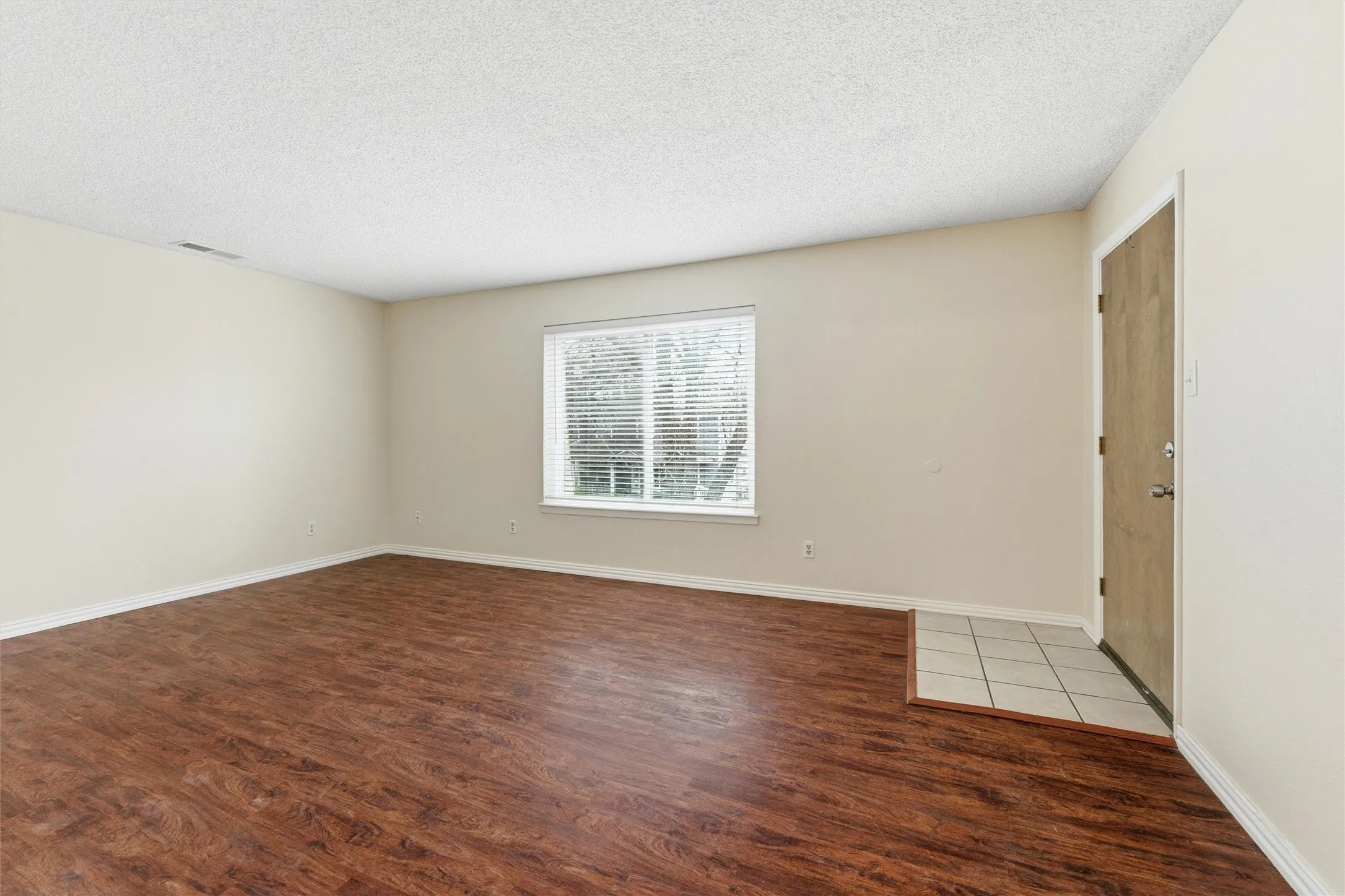 Apartment For Rent in Ellis County , 410 W Franklin Street 8, Waxahachie, Texas 75165, 2 Bedroom, 1 Bathroom, Garage spaces, 5,582 Sqft, built in 1980, mls#21291954, Real Estate Agent in Waxahachie, Homes For Rent in Ellis county, Homes For Rent in Waxahachie, Realtor in Waxahachie Texas, Real Estate Brokerage Independent Realty Texas, Luminita Cordes Realtor