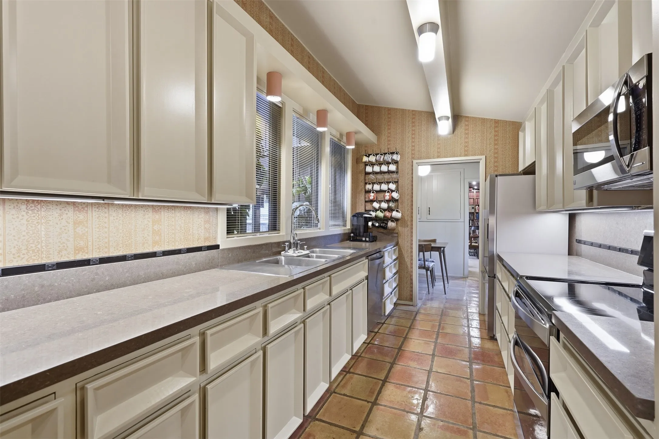 Single Family Residence For Sale in Eastland County , 512 S Ammerman Avenue, Eastland, Texas 76448, 3 Bedroom, 4 Bathroom, 2 Garage spaces, 5,522 Sqft, built in 1968, Price $799,000, mls#21324817, Real Estate Agent in Eastland, Homes For Sale in Eastland county, Homes For Sale in Eastland, Realtor in Eastland Texas, Real Estate Brokerage Independent Realty Texas, Luminita Cordes Realtor
