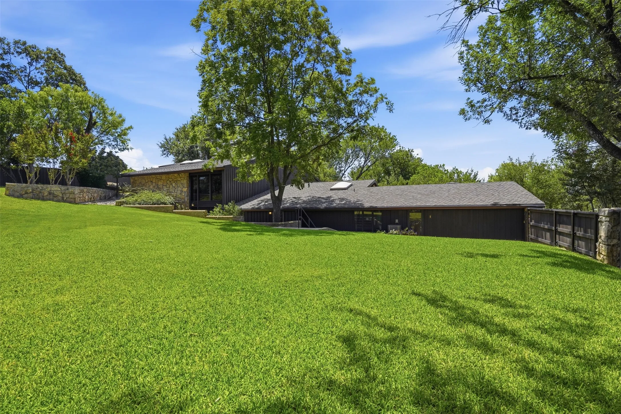 Single Family Residence For Sale in Eastland County , 512 S Ammerman Avenue, Eastland, Texas 76448, 3 Bedroom, 4 Bathroom, 2 Garage spaces, 5,522 Sqft, built in 1968, Price $799,000, mls#21324817, Real Estate Agent in Eastland, Homes For Sale in Eastland county, Homes For Sale in Eastland, Realtor in Eastland Texas, Real Estate Brokerage Independent Realty Texas, Luminita Cordes Realtor