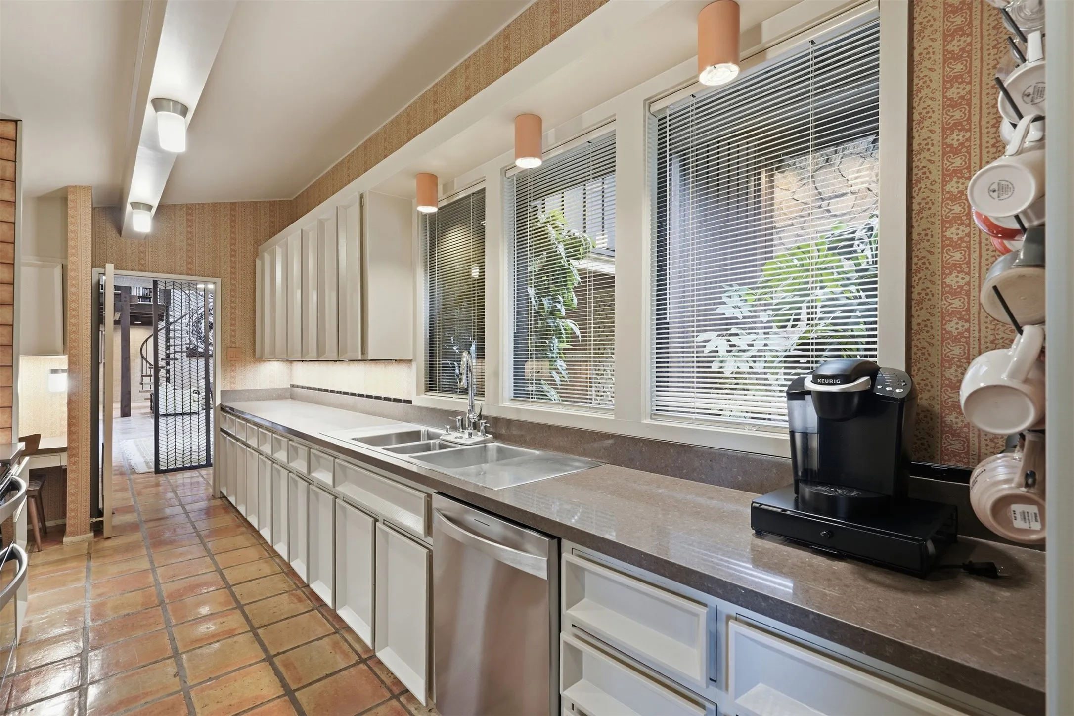 Single Family Residence For Sale in Eastland County , 512 S Ammerman Avenue, Eastland, Texas 76448, 3 Bedroom, 4 Bathroom, 2 Garage spaces, 5,522 Sqft, built in 1968, Price $799,000, mls#21324817, Real Estate Agent in Eastland, Homes For Sale in Eastland county, Homes For Sale in Eastland, Realtor in Eastland Texas, Real Estate Brokerage Independent Realty Texas, Luminita Cordes Realtor