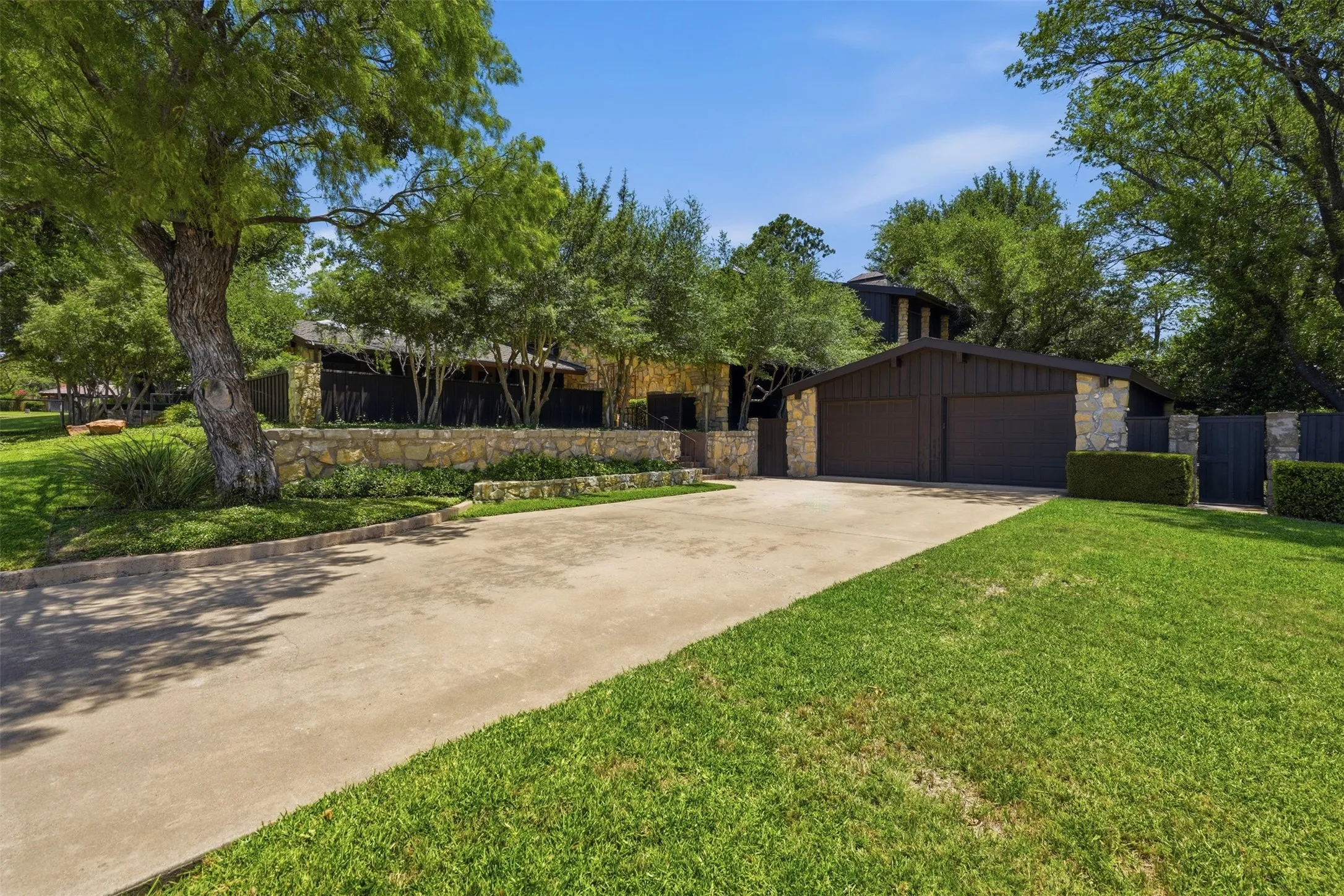 Single Family Residence For Sale in Eastland County , 512 S Ammerman Avenue, Eastland, Texas 76448, 3 Bedroom, 4 Bathroom, 2 Garage spaces, 5,522 Sqft, built in 1968, Price $799,000, mls#21324817, Real Estate Agent in Eastland, Homes For Sale in Eastland county, Homes For Sale in Eastland, Realtor in Eastland Texas, Real Estate Brokerage Independent Realty Texas, Luminita Cordes Realtor