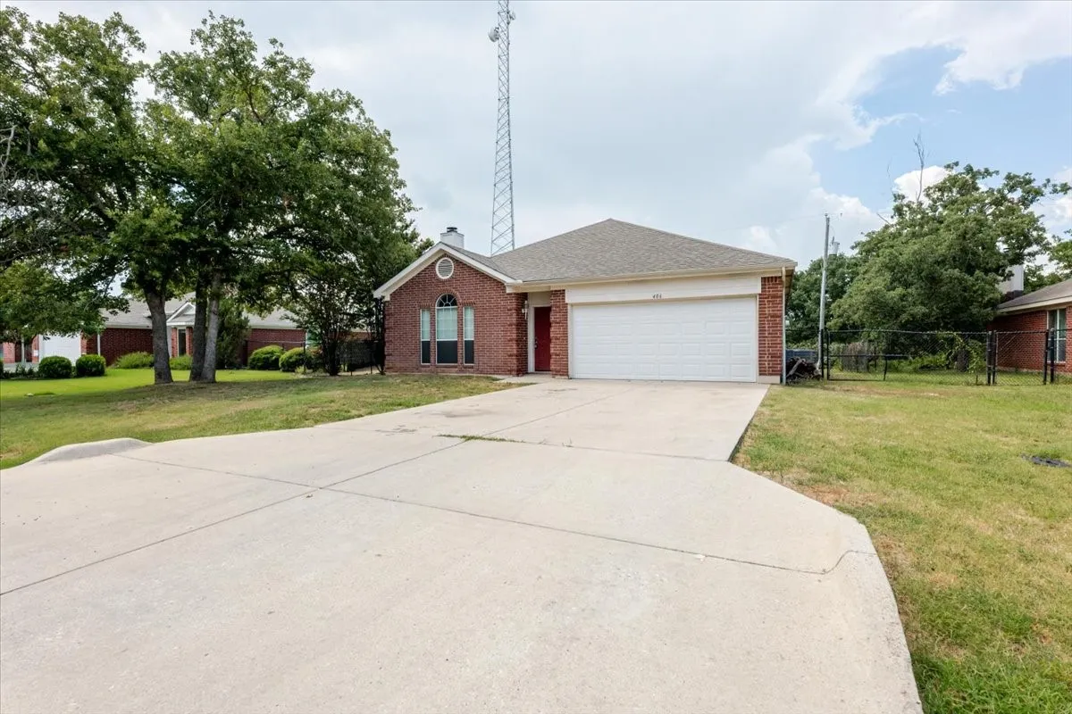 Single Family Residence For Sale in Hood County , 406 Redbud Lane, Tolar, Texas 76476, 3 Bedroom, 2 Bathroom, 2 Garage spaces, 1,509 Sqft, built in 2002, mls#21326003, Real Estate Agent in Tolar, Homes For Sale in Hood county, Homes For Sale in Tolar, Realtor in Tolar Texas, Real Estate Brokerage Independent Realty Texas, Luminita Cordes Realtor