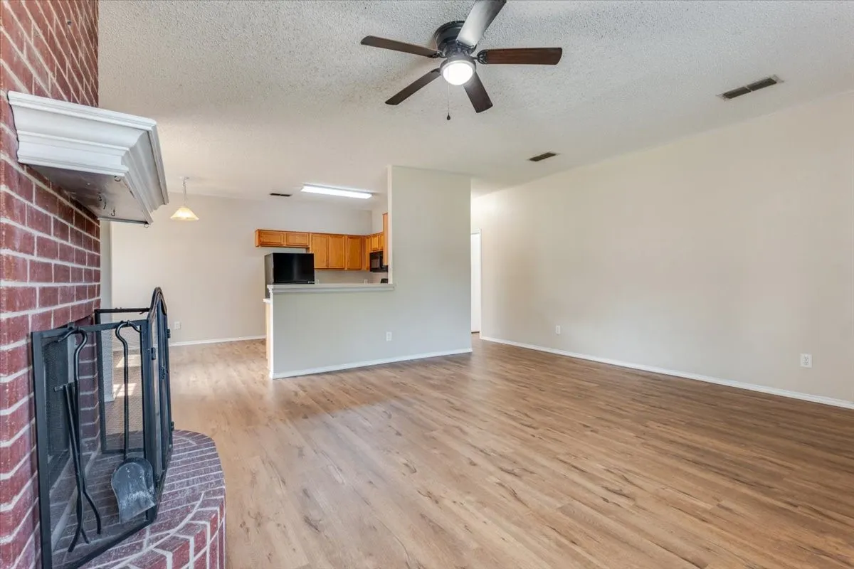 Single Family Residence For Sale in Hood County , 406 Redbud Lane, Tolar, Texas 76476, 3 Bedroom, 2 Bathroom, 2 Garage spaces, 1,509 Sqft, built in 2002, mls#21326003, Real Estate Agent in Tolar, Homes For Sale in Hood county, Homes For Sale in Tolar, Realtor in Tolar Texas, Real Estate Brokerage Independent Realty Texas, Luminita Cordes Realtor