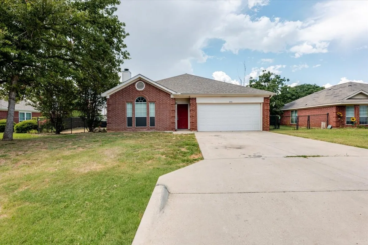 Single Family Residence For Sale in Hood County , 406 Redbud Lane, Tolar, Texas 76476, 3 Bedroom, 2 Bathroom, 2 Garage spaces, 1,509 Sqft, built in 2002, mls#21326003, Real Estate Agent in Tolar, Homes For Sale in Hood county, Homes For Sale in Tolar, Realtor in Tolar Texas, Real Estate Brokerage Independent Realty Texas, Luminita Cordes Realtor