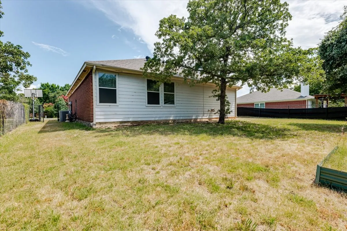 Single Family Residence For Sale in Hood County , 406 Redbud Lane, Tolar, Texas 76476, 3 Bedroom, 2 Bathroom, 2 Garage spaces, 1,509 Sqft, built in 2002, mls#21326003, Real Estate Agent in Tolar, Homes For Sale in Hood county, Homes For Sale in Tolar, Realtor in Tolar Texas, Real Estate Brokerage Independent Realty Texas, Luminita Cordes Realtor