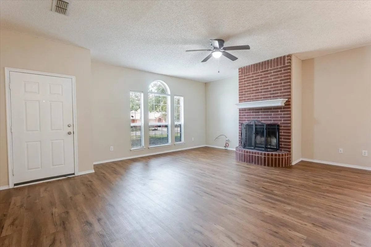 Single Family Residence For Sale in Hood County , 406 Redbud Lane, Tolar, Texas 76476, 3 Bedroom, 2 Bathroom, 2 Garage spaces, 1,509 Sqft, built in 2002, mls#21326003, Real Estate Agent in Tolar, Homes For Sale in Hood county, Homes For Sale in Tolar, Realtor in Tolar Texas, Real Estate Brokerage Independent Realty Texas, Luminita Cordes Realtor