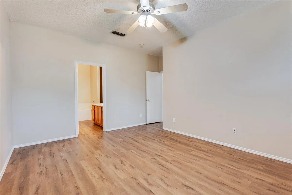 Single Family Residence For Sale in Hood County , 406 Redbud Lane, Tolar, Texas 76476, 3 Bedroom, 2 Bathroom, 2 Garage spaces, 1,509 Sqft, built in 2002, mls#21326003, Real Estate Agent in Tolar, Homes For Sale in Hood county, Homes For Sale in Tolar, Realtor in Tolar Texas, Real Estate Brokerage Independent Realty Texas, Luminita Cordes Realtor