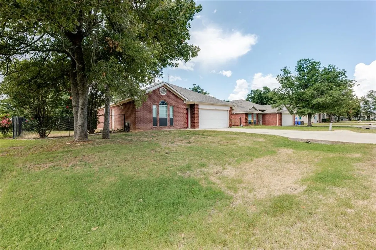Single Family Residence For Sale in Hood County , 406 Redbud Lane, Tolar, Texas 76476, 3 Bedroom, 2 Bathroom, 2 Garage spaces, 1,509 Sqft, built in 2002, mls#21326003, Real Estate Agent in Tolar, Homes For Sale in Hood county, Homes For Sale in Tolar, Realtor in Tolar Texas, Real Estate Brokerage Independent Realty Texas, Luminita Cordes Realtor