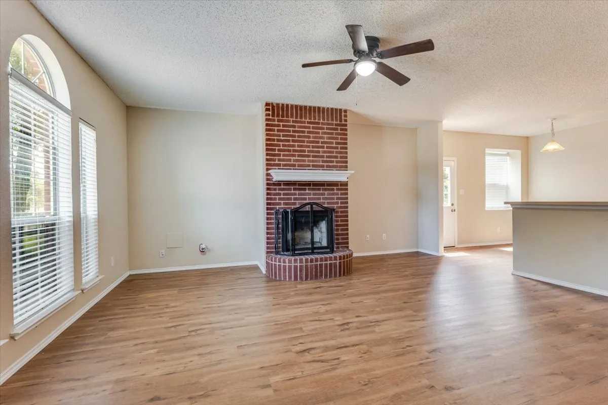 Single Family Residence For Sale in Hood County , 406 Redbud Lane, Tolar, Texas 76476, 3 Bedroom, 2 Bathroom, 2 Garage spaces, 1,509 Sqft, built in 2002, mls#21326003, Real Estate Agent in Tolar, Homes For Sale in Hood county, Homes For Sale in Tolar, Realtor in Tolar Texas, Real Estate Brokerage Independent Realty Texas, Luminita Cordes Realtor