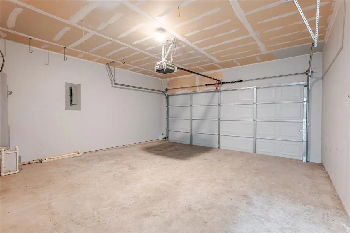 Single Family Residence For Sale in Hood County , 406 Redbud Lane, Tolar, Texas 76476, 3 Bedroom, 2 Bathroom, 2 Garage spaces, 1,509 Sqft, built in 2002, mls#21326003, Real Estate Agent in Tolar, Homes For Sale in Hood county, Homes For Sale in Tolar, Realtor in Tolar Texas, Real Estate Brokerage Independent Realty Texas, Luminita Cordes Realtor