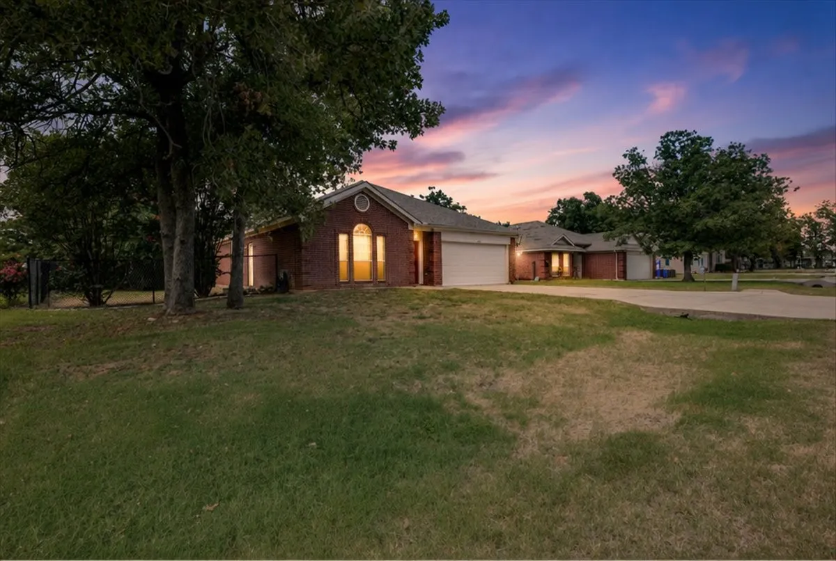 Single Family Residence For Sale in Hood County , 406 Redbud Lane, Tolar, Texas 76476, 3 Bedroom, 2 Bathroom, 2 Garage spaces, 1,509 Sqft, built in 2002, mls#21326003, Real Estate Agent in Tolar, Homes For Sale in Hood county, Homes For Sale in Tolar, Realtor in Tolar Texas, Real Estate Brokerage Independent Realty Texas, Luminita Cordes Realtor