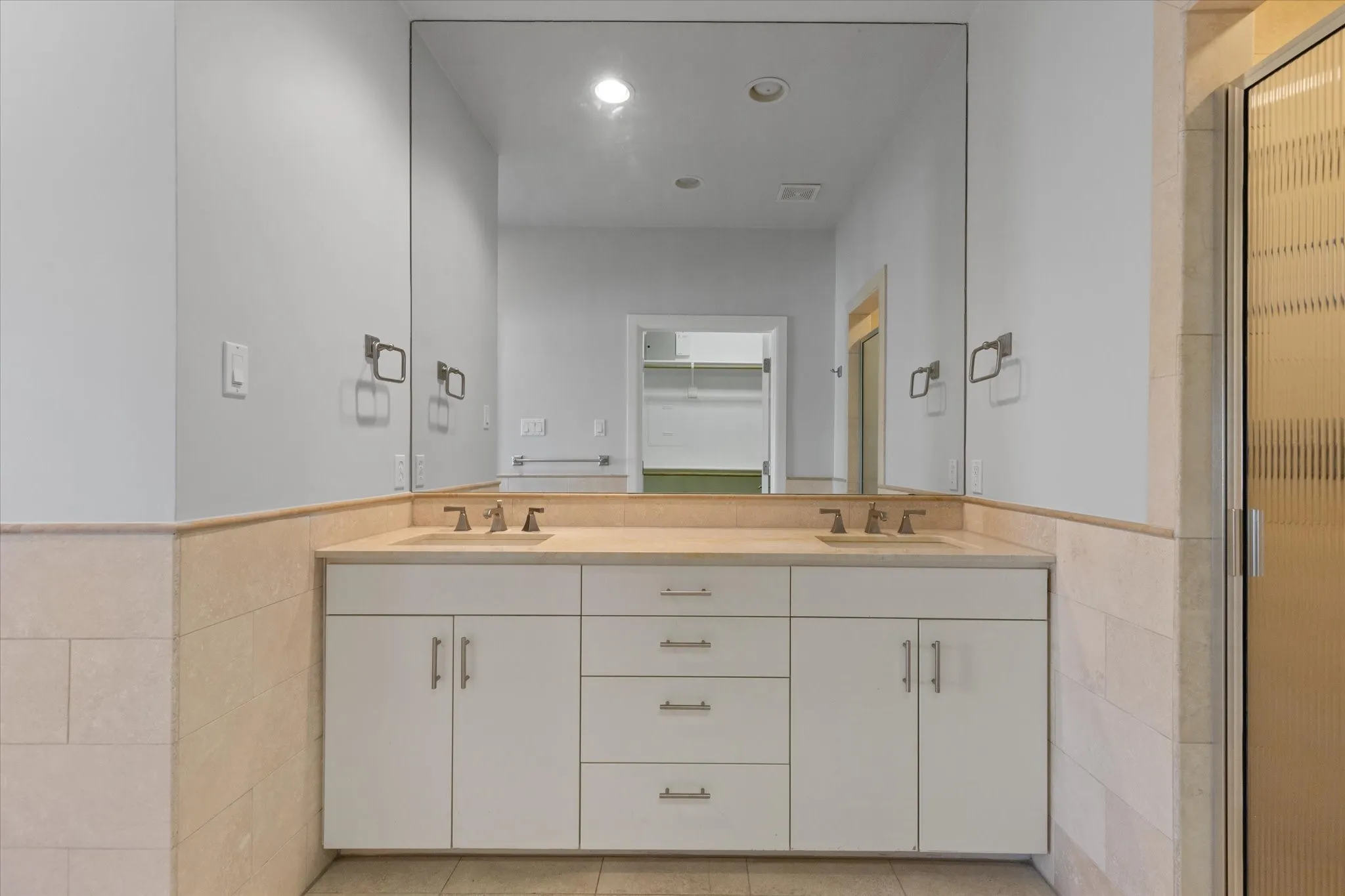 Townhouse For Rent in Tarrant County , 704 Arch Adams Lane, Fort Worth, Texas 76107, 2 Bedroom, 3 Bathroom, 2 Garage spaces, 2,098 Sqft, built in 2004, mls#21326010, Real Estate Agent in Fort Worth, Homes For Rent in Tarrant county, Homes For Rent in Fort Worth, Realtor in Fort Worth Texas, Real Estate Brokerage Independent Realty Texas, Luminita Cordes Realtor