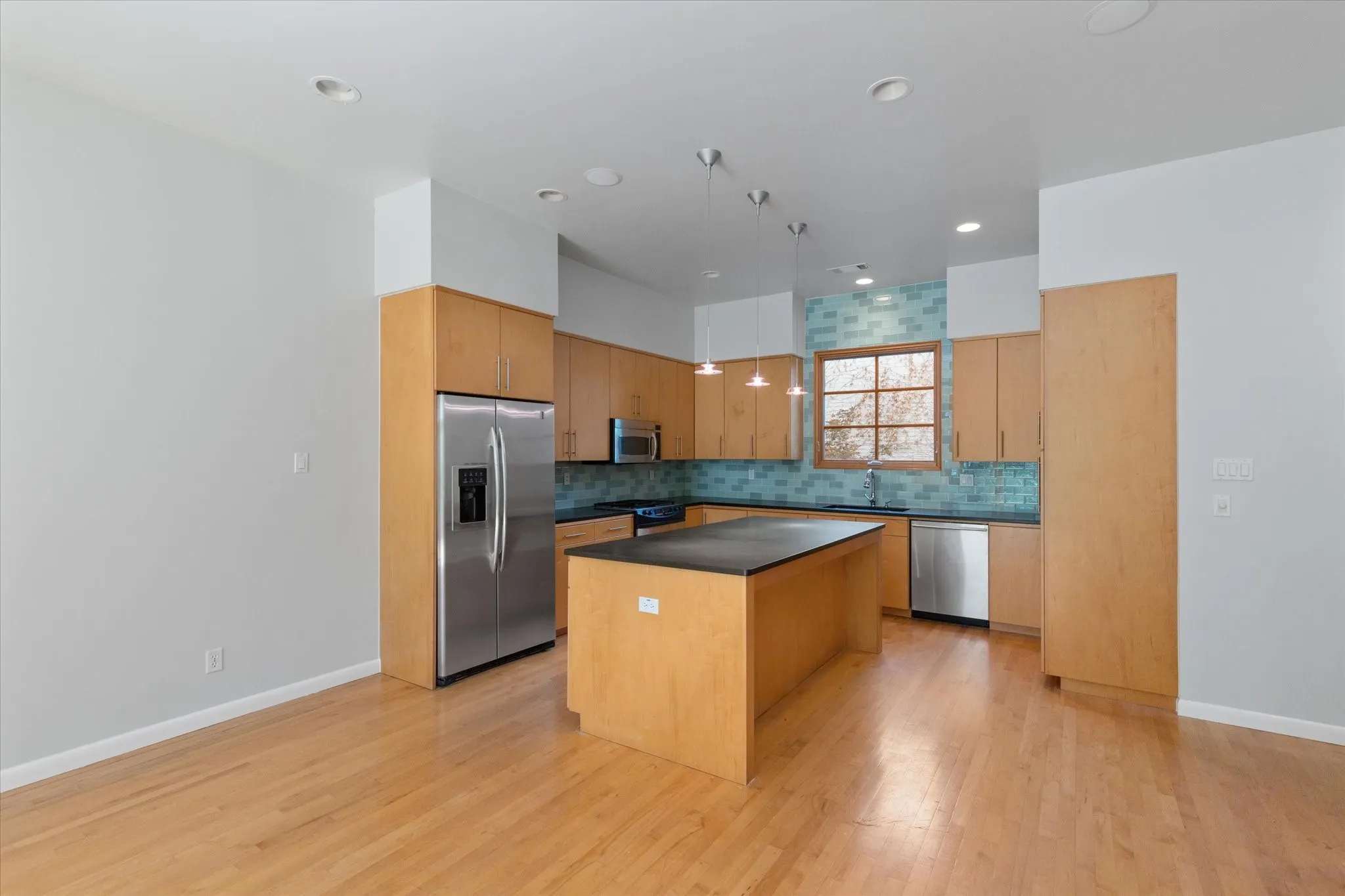 Townhouse For Rent in Tarrant County , 704 Arch Adams Lane, Fort Worth, Texas 76107, 2 Bedroom, 3 Bathroom, 2 Garage spaces, 2,098 Sqft, built in 2004, mls#21326010, Real Estate Agent in Fort Worth, Homes For Rent in Tarrant county, Homes For Rent in Fort Worth, Realtor in Fort Worth Texas, Real Estate Brokerage Independent Realty Texas, Luminita Cordes Realtor