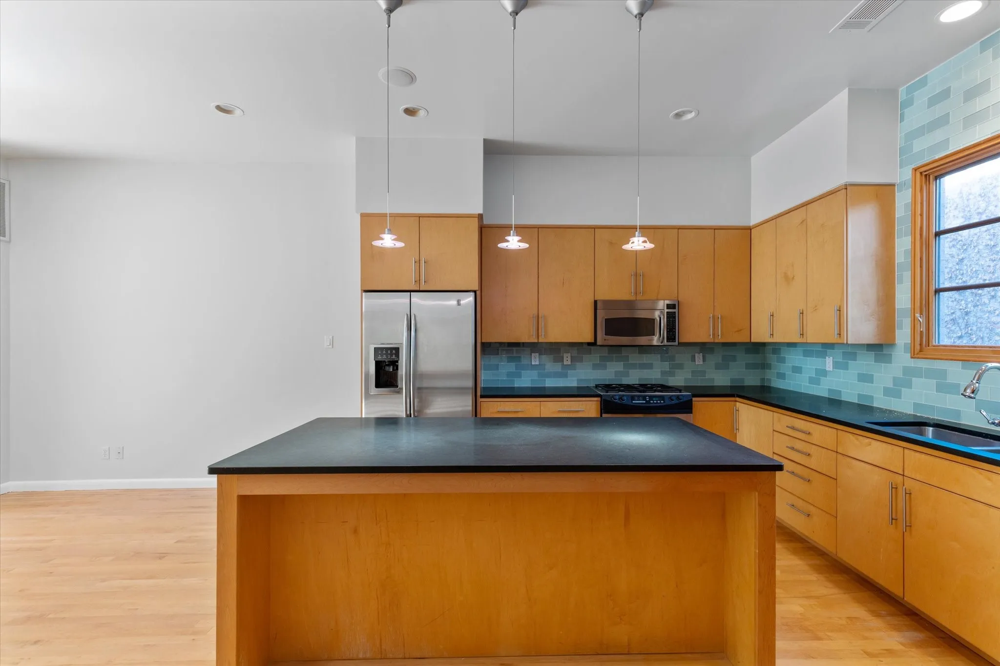Townhouse For Rent in Tarrant County , 704 Arch Adams Lane, Fort Worth, Texas 76107, 2 Bedroom, 3 Bathroom, 2 Garage spaces, 2,098 Sqft, built in 2004, mls#21326010, Real Estate Agent in Fort Worth, Homes For Rent in Tarrant county, Homes For Rent in Fort Worth, Realtor in Fort Worth Texas, Real Estate Brokerage Independent Realty Texas, Luminita Cordes Realtor