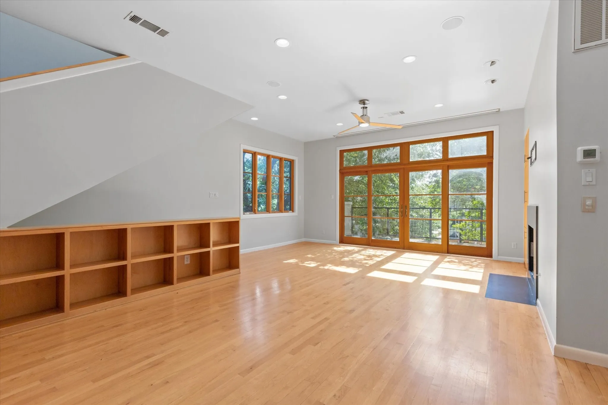 Townhouse For Rent in Tarrant County , 704 Arch Adams Lane, Fort Worth, Texas 76107, 2 Bedroom, 3 Bathroom, 2 Garage spaces, 2,098 Sqft, built in 2004, mls#21326010, Real Estate Agent in Fort Worth, Homes For Rent in Tarrant county, Homes For Rent in Fort Worth, Realtor in Fort Worth Texas, Real Estate Brokerage Independent Realty Texas, Luminita Cordes Realtor
