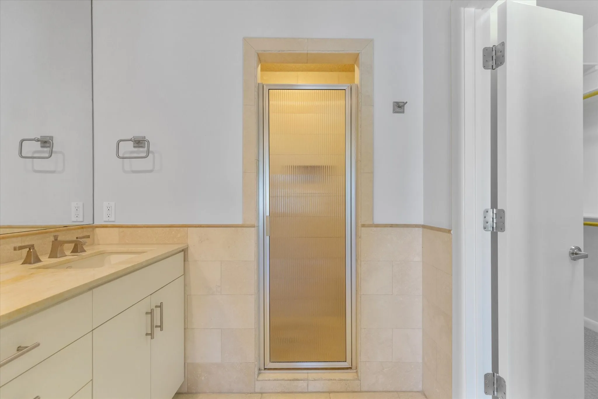 Townhouse For Rent in Tarrant County , 704 Arch Adams Lane, Fort Worth, Texas 76107, 2 Bedroom, 3 Bathroom, 2 Garage spaces, 2,098 Sqft, built in 2004, mls#21326010, Real Estate Agent in Fort Worth, Homes For Rent in Tarrant county, Homes For Rent in Fort Worth, Realtor in Fort Worth Texas, Real Estate Brokerage Independent Realty Texas, Luminita Cordes Realtor