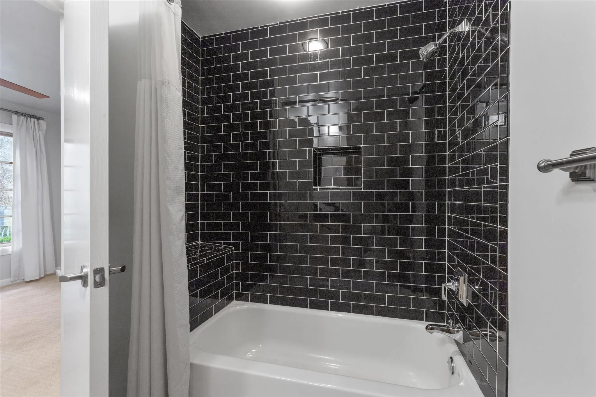 Townhouse For Rent in Tarrant County , 704 Arch Adams Lane, Fort Worth, Texas 76107, 2 Bedroom, 3 Bathroom, 2 Garage spaces, 2,098 Sqft, built in 2004, mls#21326010, Real Estate Agent in Fort Worth, Homes For Rent in Tarrant county, Homes For Rent in Fort Worth, Realtor in Fort Worth Texas, Real Estate Brokerage Independent Realty Texas, Luminita Cordes Realtor