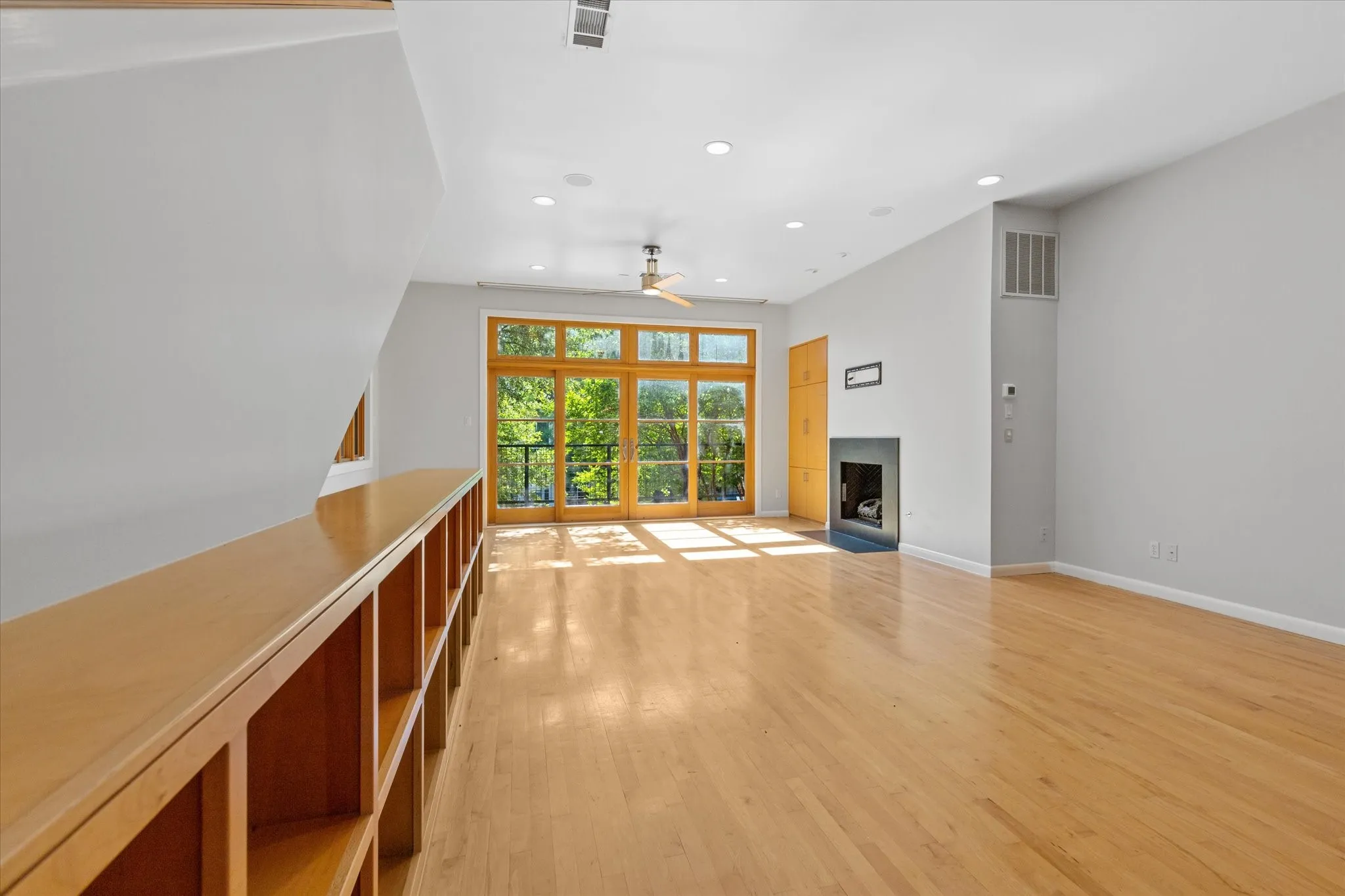 Townhouse For Rent in Tarrant County , 704 Arch Adams Lane, Fort Worth, Texas 76107, 2 Bedroom, 3 Bathroom, 2 Garage spaces, 2,098 Sqft, built in 2004, mls#21326010, Real Estate Agent in Fort Worth, Homes For Rent in Tarrant county, Homes For Rent in Fort Worth, Realtor in Fort Worth Texas, Real Estate Brokerage Independent Realty Texas, Luminita Cordes Realtor