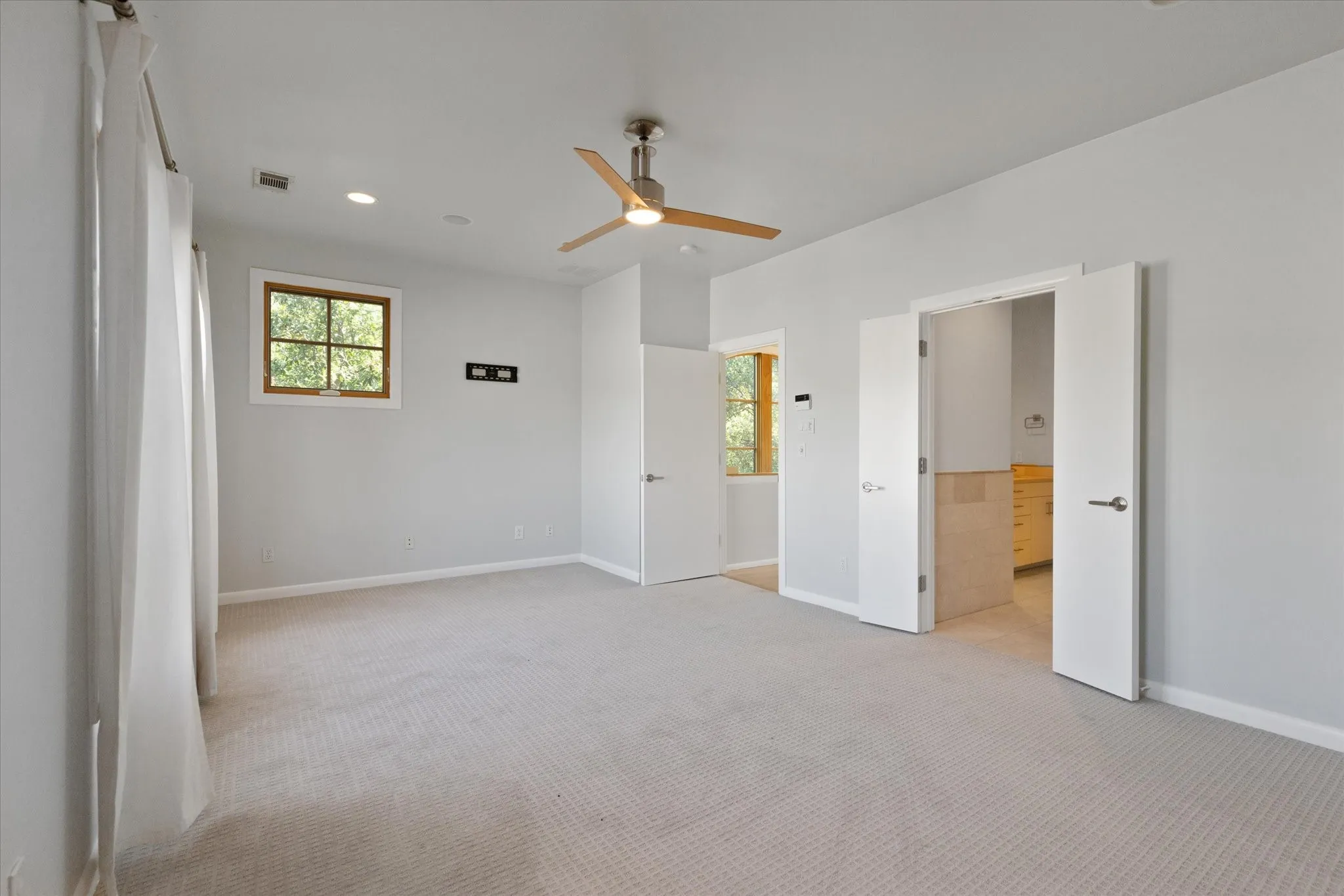 Townhouse For Rent in Tarrant County , 704 Arch Adams Lane, Fort Worth, Texas 76107, 2 Bedroom, 3 Bathroom, 2 Garage spaces, 2,098 Sqft, built in 2004, mls#21326010, Real Estate Agent in Fort Worth, Homes For Rent in Tarrant county, Homes For Rent in Fort Worth, Realtor in Fort Worth Texas, Real Estate Brokerage Independent Realty Texas, Luminita Cordes Realtor