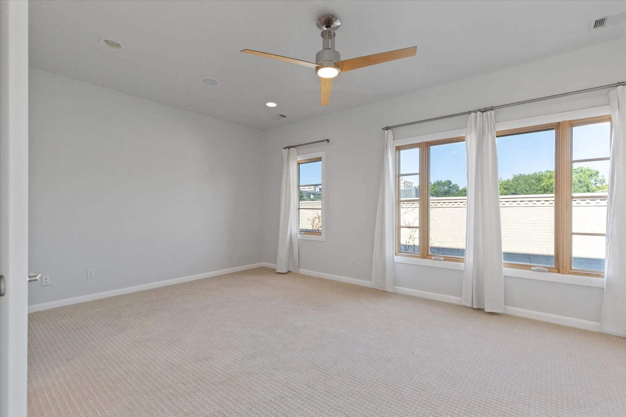 Townhouse For Rent in Tarrant County , 704 Arch Adams Lane, Fort Worth, Texas 76107, 2 Bedroom, 3 Bathroom, 2 Garage spaces, 2,098 Sqft, built in 2004, mls#21326010, Real Estate Agent in Fort Worth, Homes For Rent in Tarrant county, Homes For Rent in Fort Worth, Realtor in Fort Worth Texas, Real Estate Brokerage Independent Realty Texas, Luminita Cordes Realtor