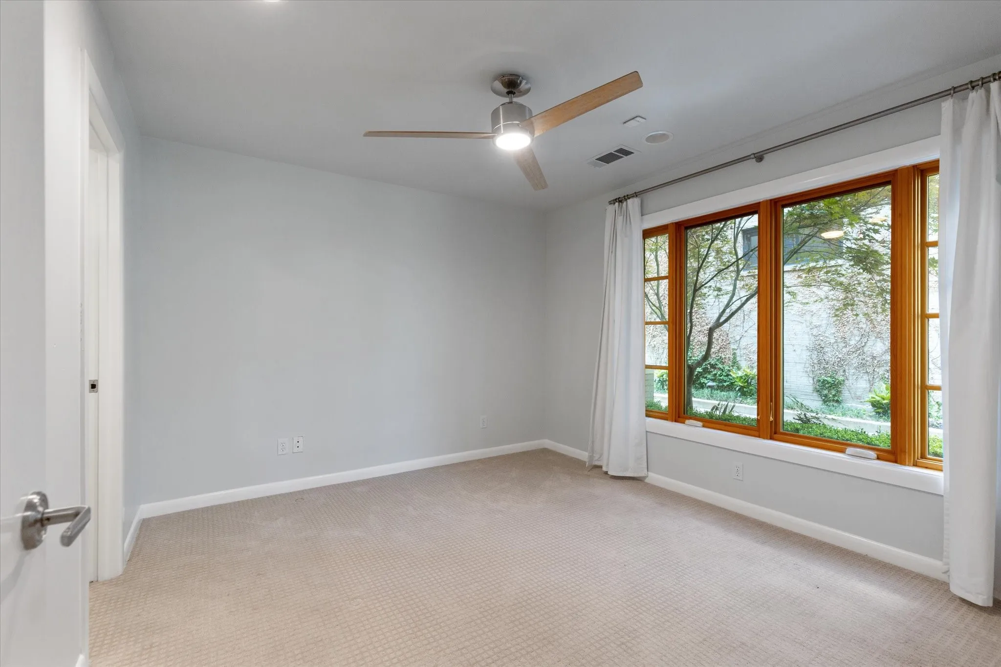 Townhouse For Rent in Tarrant County , 704 Arch Adams Lane, Fort Worth, Texas 76107, 2 Bedroom, 3 Bathroom, 2 Garage spaces, 2,098 Sqft, built in 2004, mls#21326010, Real Estate Agent in Fort Worth, Homes For Rent in Tarrant county, Homes For Rent in Fort Worth, Realtor in Fort Worth Texas, Real Estate Brokerage Independent Realty Texas, Luminita Cordes Realtor