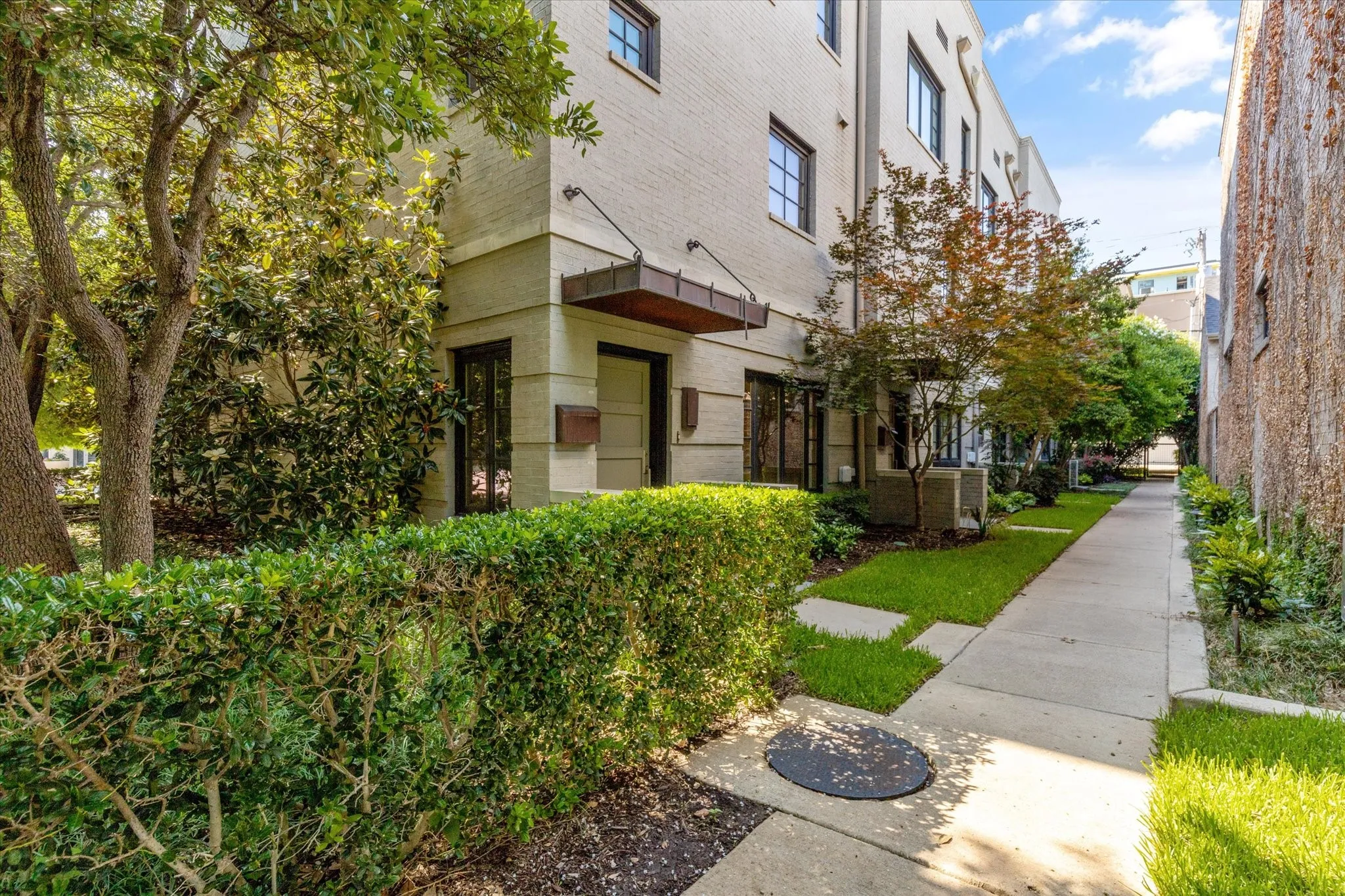 Townhouse For Rent in Tarrant County , 704 Arch Adams Lane, Fort Worth, Texas 76107, 2 Bedroom, 3 Bathroom, 2 Garage spaces, 2,098 Sqft, built in 2004, mls#21326010, Real Estate Agent in Fort Worth, Homes For Rent in Tarrant county, Homes For Rent in Fort Worth, Realtor in Fort Worth Texas, Real Estate Brokerage Independent Realty Texas, Luminita Cordes Realtor