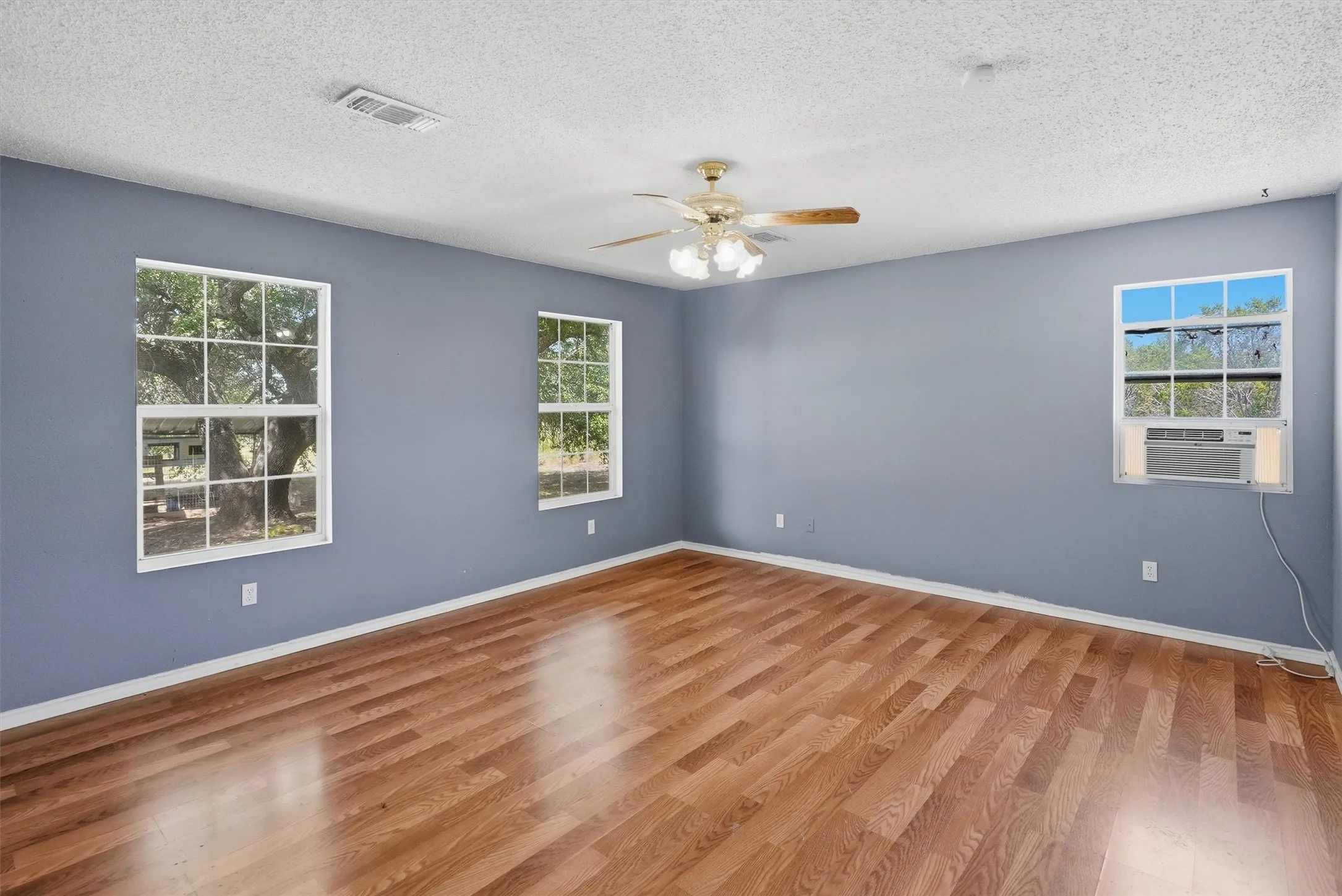 Single Family Residence For Sale in Hood County , 7801 Wd Court, Lipan, Texas 76462, 4 Bedroom, 2 Bathroom, Garage spaces, 1,910 Sqft, built in 2000, mls#21324030, Real Estate Agent in Lipan, Homes For Sale in Hood county, Homes For Sale in Lipan, Realtor in Lipan Texas, Real Estate Brokerage Independent Realty Texas, Luminita Cordes Realtor