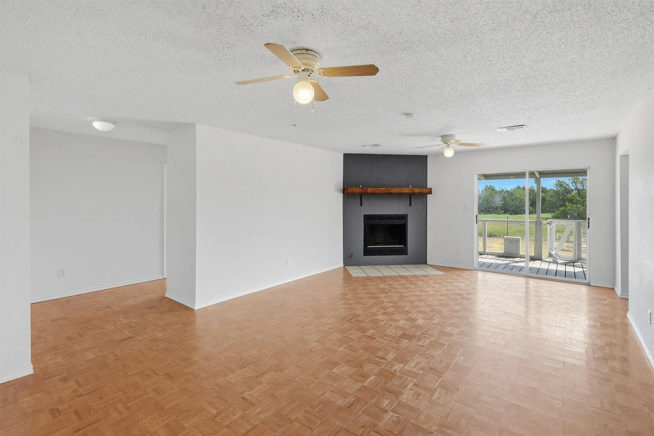 Single Family Residence For Sale in Hood County , 7801 Wd Court, Lipan, Texas 76462, 4 Bedroom, 2 Bathroom, Garage spaces, 1,910 Sqft, built in 2000, mls#21324030, Real Estate Agent in Lipan, Homes For Sale in Hood county, Homes For Sale in Lipan, Realtor in Lipan Texas, Real Estate Brokerage Independent Realty Texas, Luminita Cordes Realtor