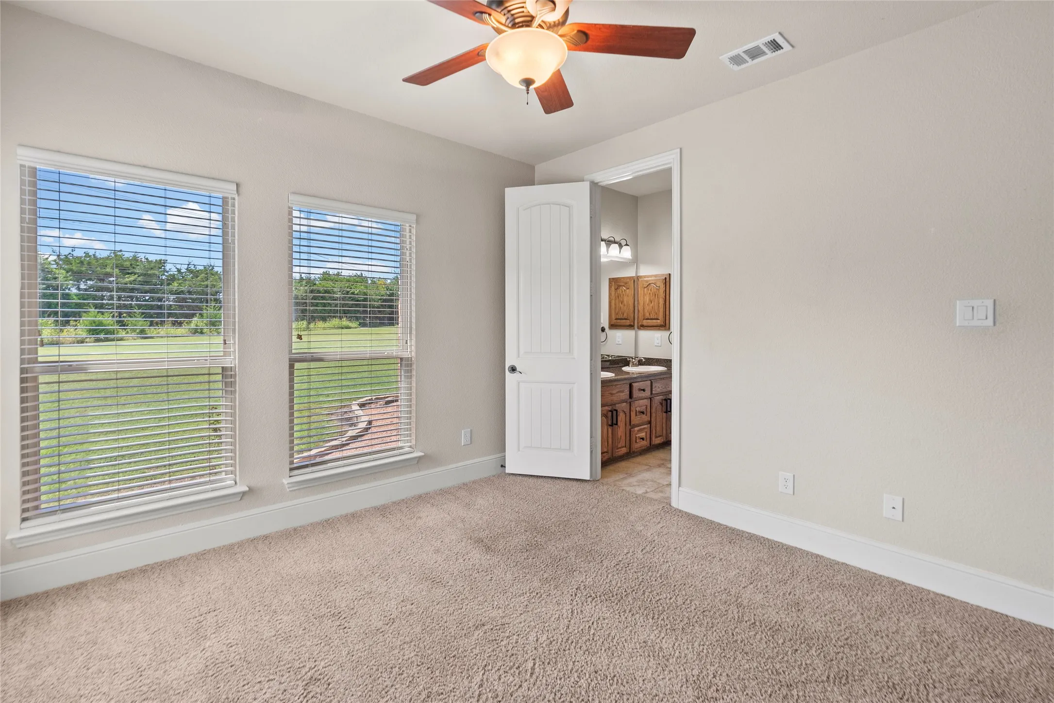 Single Family Residence For Sale in Fannin County , 239 County Road 4105, Bonham, Texas 75418, 4 Bedroom, 3 Bathroom, 3 Garage spaces, 2,600 Sqft, built in 2008, mls#21326013, Real Estate Agent in Bonham, Homes For Sale in Fannin county, Homes For Sale in Bonham, Realtor in Bonham Texas, Real Estate Brokerage Independent Realty Texas, Luminita Cordes Realtor
