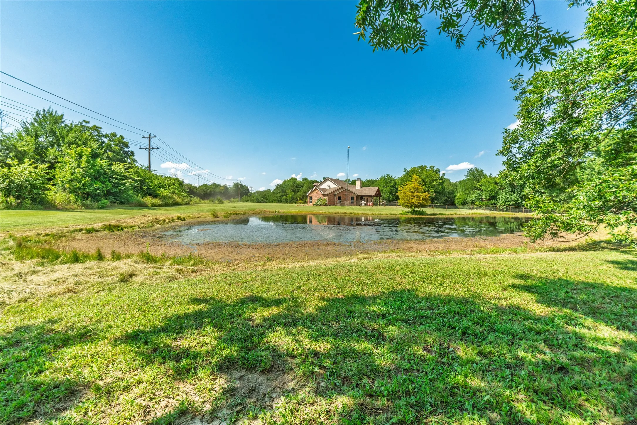 Single Family Residence For Sale in Fannin County , 239 County Road 4105, Bonham, Texas 75418, 4 Bedroom, 3 Bathroom, 3 Garage spaces, 2,600 Sqft, built in 2008, mls#21326013, Real Estate Agent in Bonham, Homes For Sale in Fannin county, Homes For Sale in Bonham, Realtor in Bonham Texas, Real Estate Brokerage Independent Realty Texas, Luminita Cordes Realtor