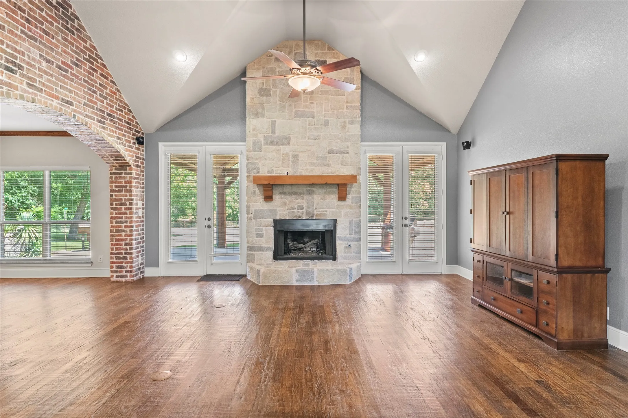 Single Family Residence For Sale in Fannin County , 239 County Road 4105, Bonham, Texas 75418, 4 Bedroom, 3 Bathroom, 3 Garage spaces, 2,600 Sqft, built in 2008, mls#21326013, Real Estate Agent in Bonham, Homes For Sale in Fannin county, Homes For Sale in Bonham, Realtor in Bonham Texas, Real Estate Brokerage Independent Realty Texas, Luminita Cordes Realtor