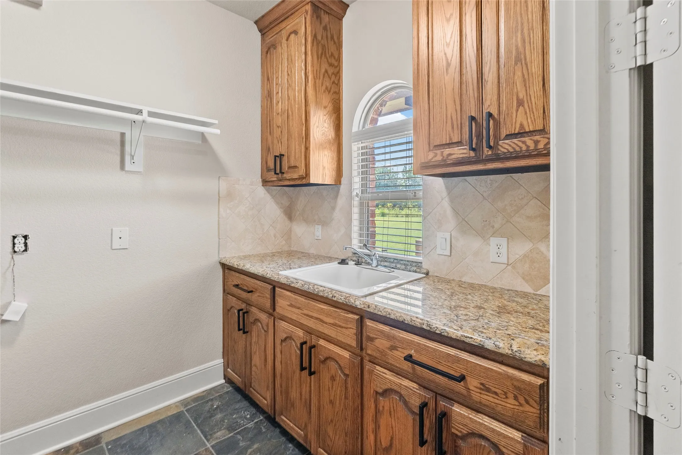 Single Family Residence For Sale in Fannin County , 239 County Road 4105, Bonham, Texas 75418, 4 Bedroom, 3 Bathroom, 3 Garage spaces, 2,600 Sqft, built in 2008, mls#21326013, Real Estate Agent in Bonham, Homes For Sale in Fannin county, Homes For Sale in Bonham, Realtor in Bonham Texas, Real Estate Brokerage Independent Realty Texas, Luminita Cordes Realtor