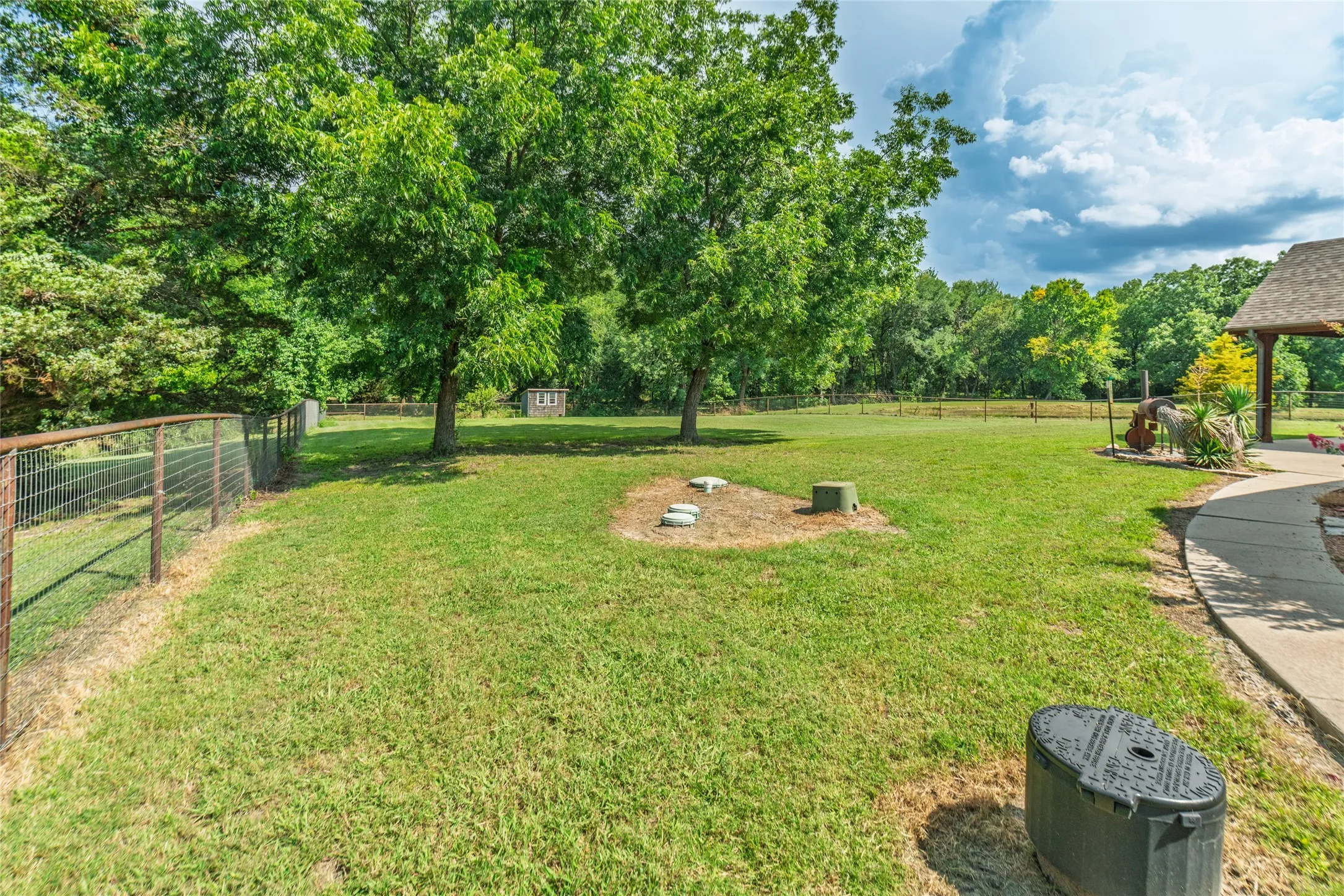 Single Family Residence For Sale in Fannin County , 239 County Road 4105, Bonham, Texas 75418, 4 Bedroom, 3 Bathroom, 3 Garage spaces, 2,600 Sqft, built in 2008, mls#21326013, Real Estate Agent in Bonham, Homes For Sale in Fannin county, Homes For Sale in Bonham, Realtor in Bonham Texas, Real Estate Brokerage Independent Realty Texas, Luminita Cordes Realtor