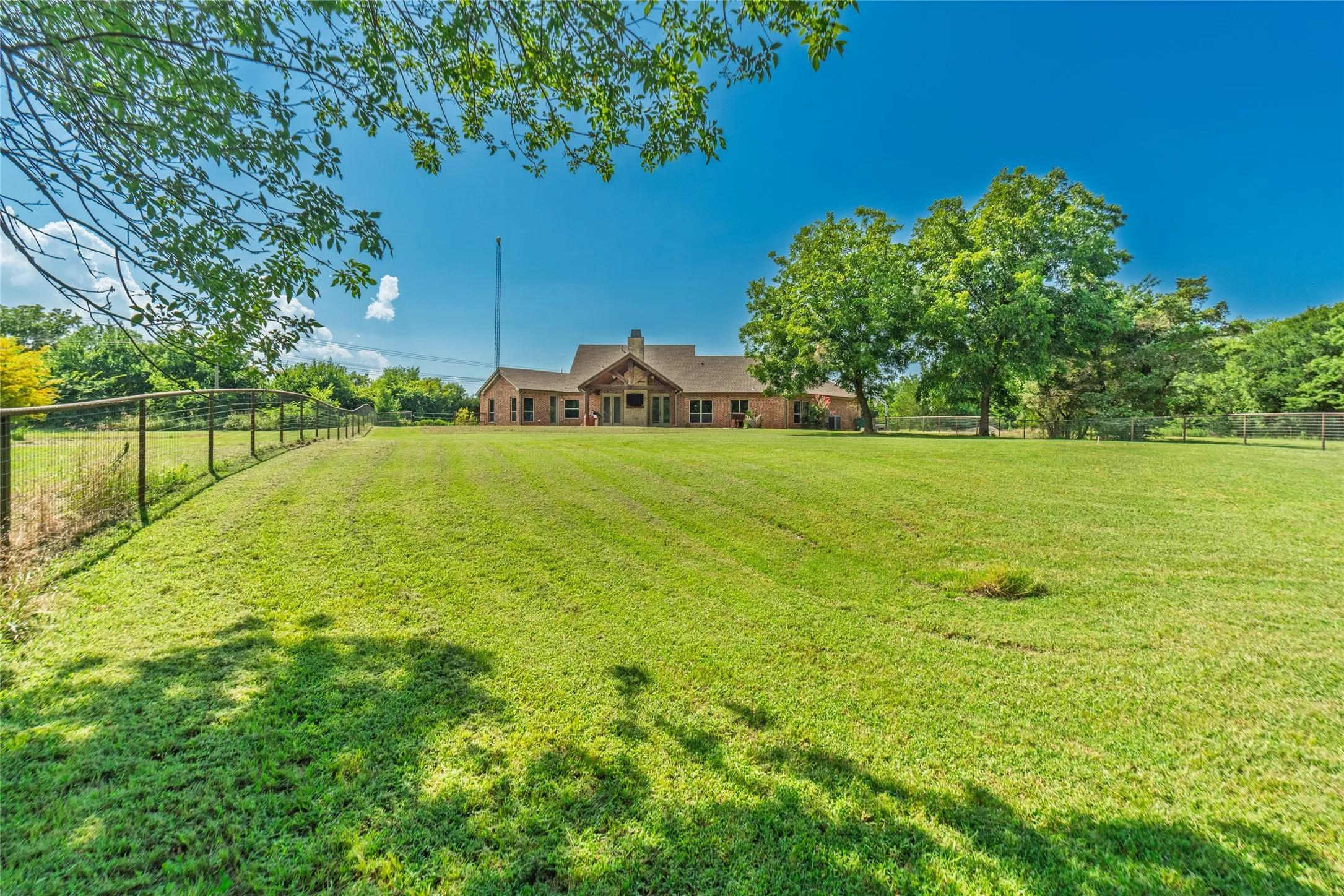 Single Family Residence For Sale in Fannin County , 239 County Road 4105, Bonham, Texas 75418, 4 Bedroom, 3 Bathroom, 3 Garage spaces, 2,600 Sqft, built in 2008, mls#21326013, Real Estate Agent in Bonham, Homes For Sale in Fannin county, Homes For Sale in Bonham, Realtor in Bonham Texas, Real Estate Brokerage Independent Realty Texas, Luminita Cordes Realtor