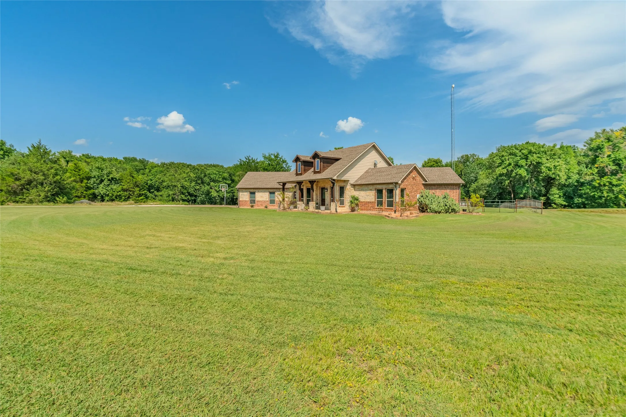 Single Family Residence For Sale in Fannin County , 239 County Road 4105, Bonham, Texas 75418, 4 Bedroom, 3 Bathroom, 3 Garage spaces, 2,600 Sqft, built in 2008, mls#21326013, Real Estate Agent in Bonham, Homes For Sale in Fannin county, Homes For Sale in Bonham, Realtor in Bonham Texas, Real Estate Brokerage Independent Realty Texas, Luminita Cordes Realtor