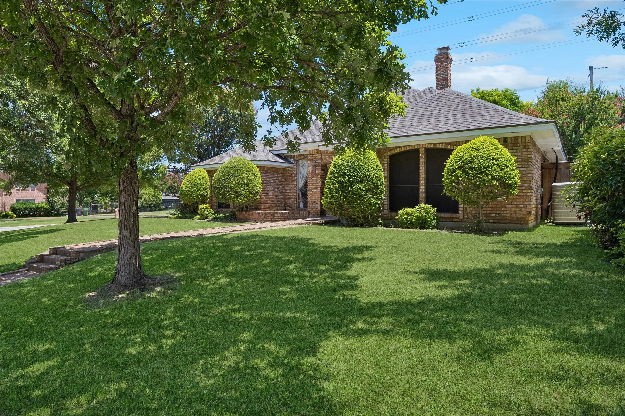 Single Family Residence For Sale in Tarrant County , 6600 Canalview Drive, Arlington, Texas 76016, 3 Bedroom, 2 Bathroom, 2 Garage spaces, 2,223 Sqft, built in 1984, mls#21321073, Real Estate Agent in Arlington, Homes For Sale in Tarrant county, Homes For Sale in Arlington, Realtor in Arlington Texas, Real Estate Brokerage Independent Realty Texas, Luminita Cordes Realtor