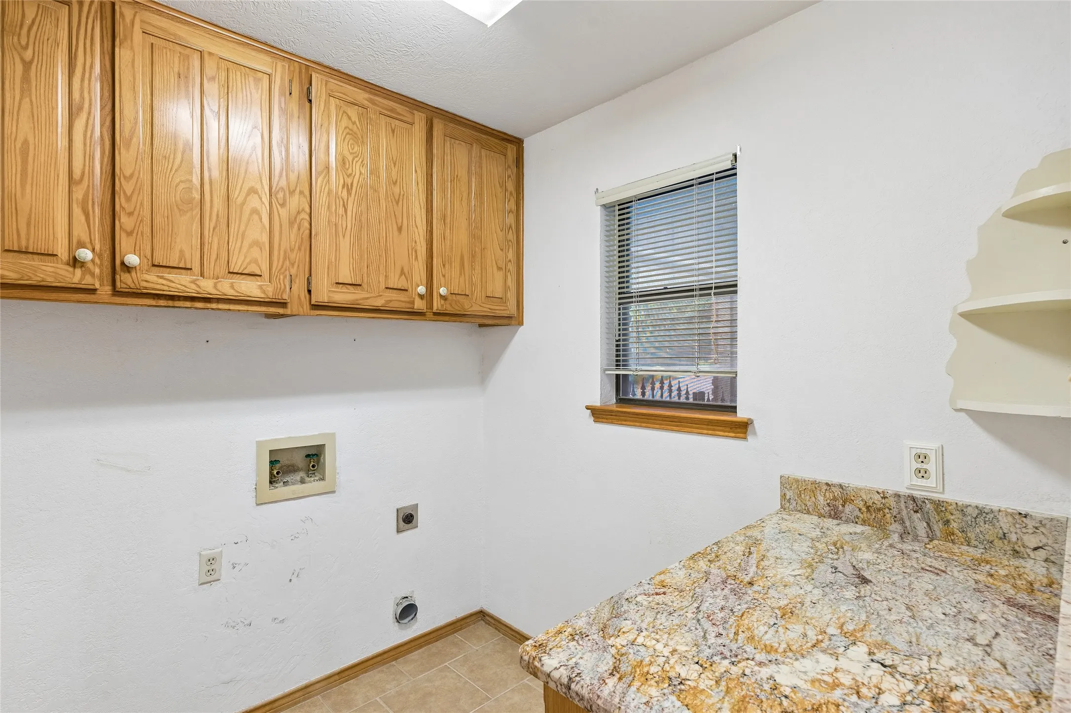 Single Family Residence For Sale in Tarrant County , 6600 Canalview Drive, Arlington, Texas 76016, 3 Bedroom, 2 Bathroom, 2 Garage spaces, 2,223 Sqft, built in 1984, mls#21321073, Real Estate Agent in Arlington, Homes For Sale in Tarrant county, Homes For Sale in Arlington, Realtor in Arlington Texas, Real Estate Brokerage Independent Realty Texas, Luminita Cordes Realtor