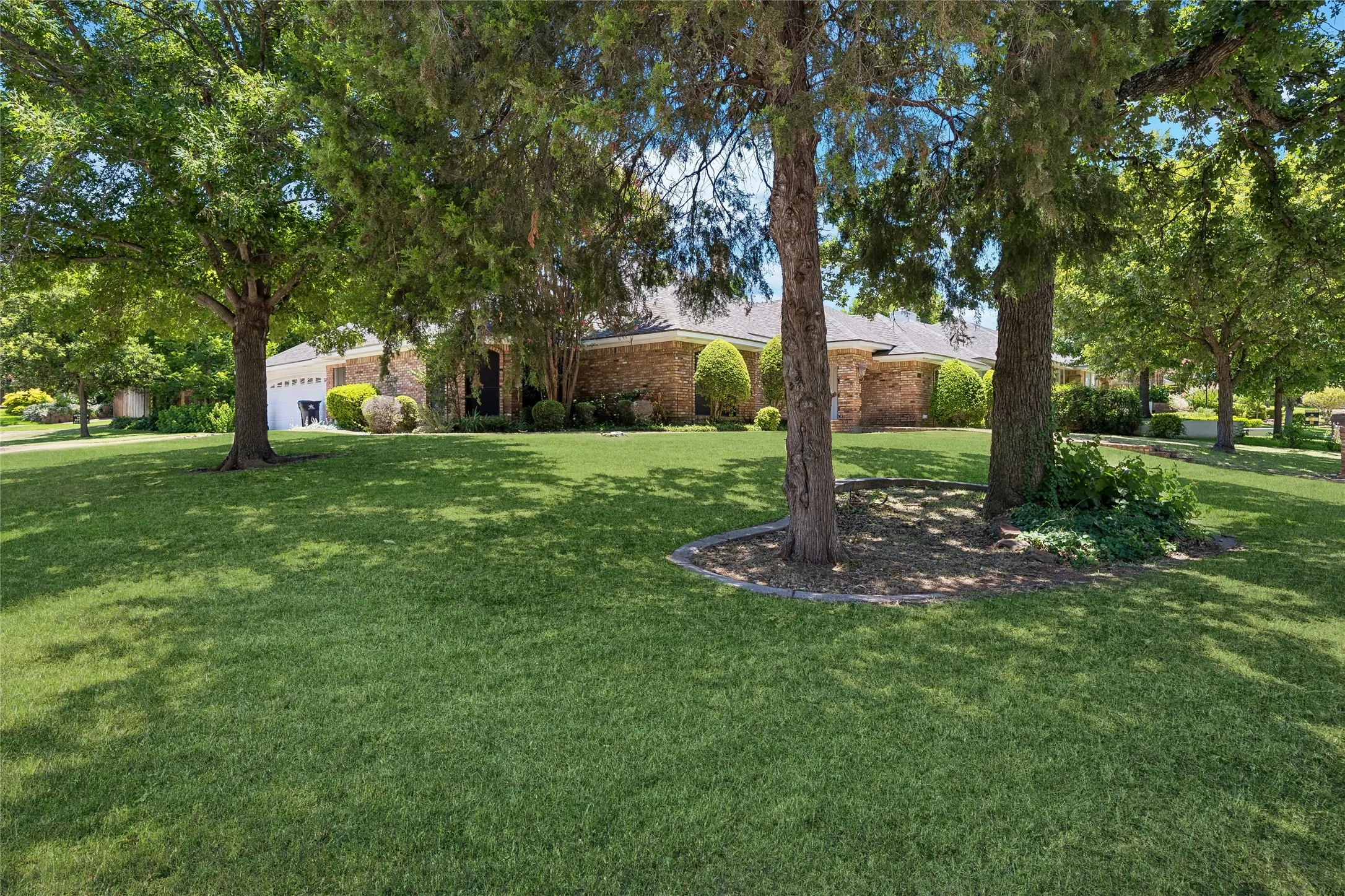 Single Family Residence For Sale in Tarrant County , 6600 Canalview Drive, Arlington, Texas 76016, 3 Bedroom, 2 Bathroom, 2 Garage spaces, 2,223 Sqft, built in 1984, mls#21321073, Real Estate Agent in Arlington, Homes For Sale in Tarrant county, Homes For Sale in Arlington, Realtor in Arlington Texas, Real Estate Brokerage Independent Realty Texas, Luminita Cordes Realtor