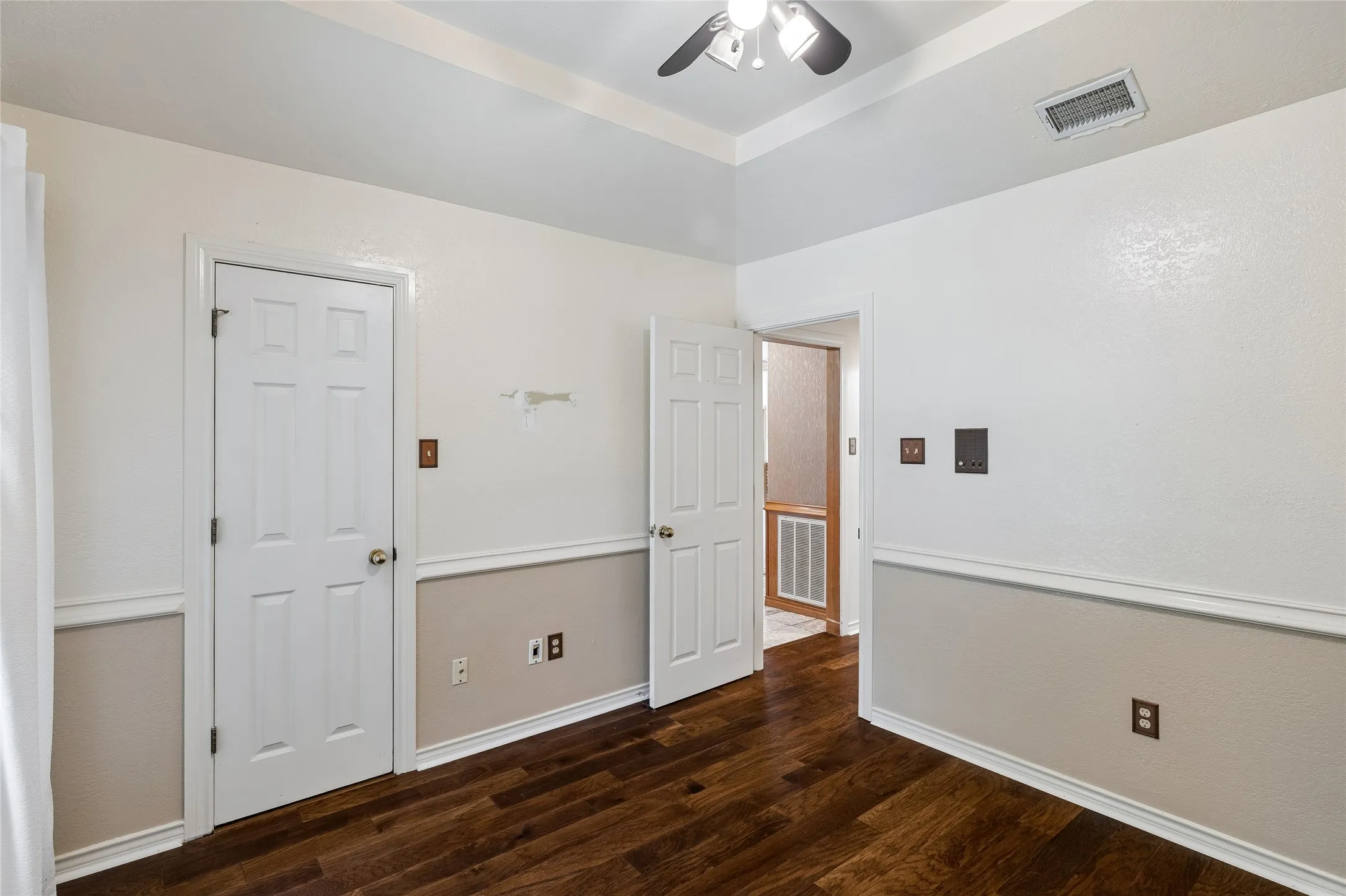 Single Family Residence For Sale in Tarrant County , 6600 Canalview Drive, Arlington, Texas 76016, 3 Bedroom, 2 Bathroom, 2 Garage spaces, 2,223 Sqft, built in 1984, mls#21321073, Real Estate Agent in Arlington, Homes For Sale in Tarrant county, Homes For Sale in Arlington, Realtor in Arlington Texas, Real Estate Brokerage Independent Realty Texas, Luminita Cordes Realtor