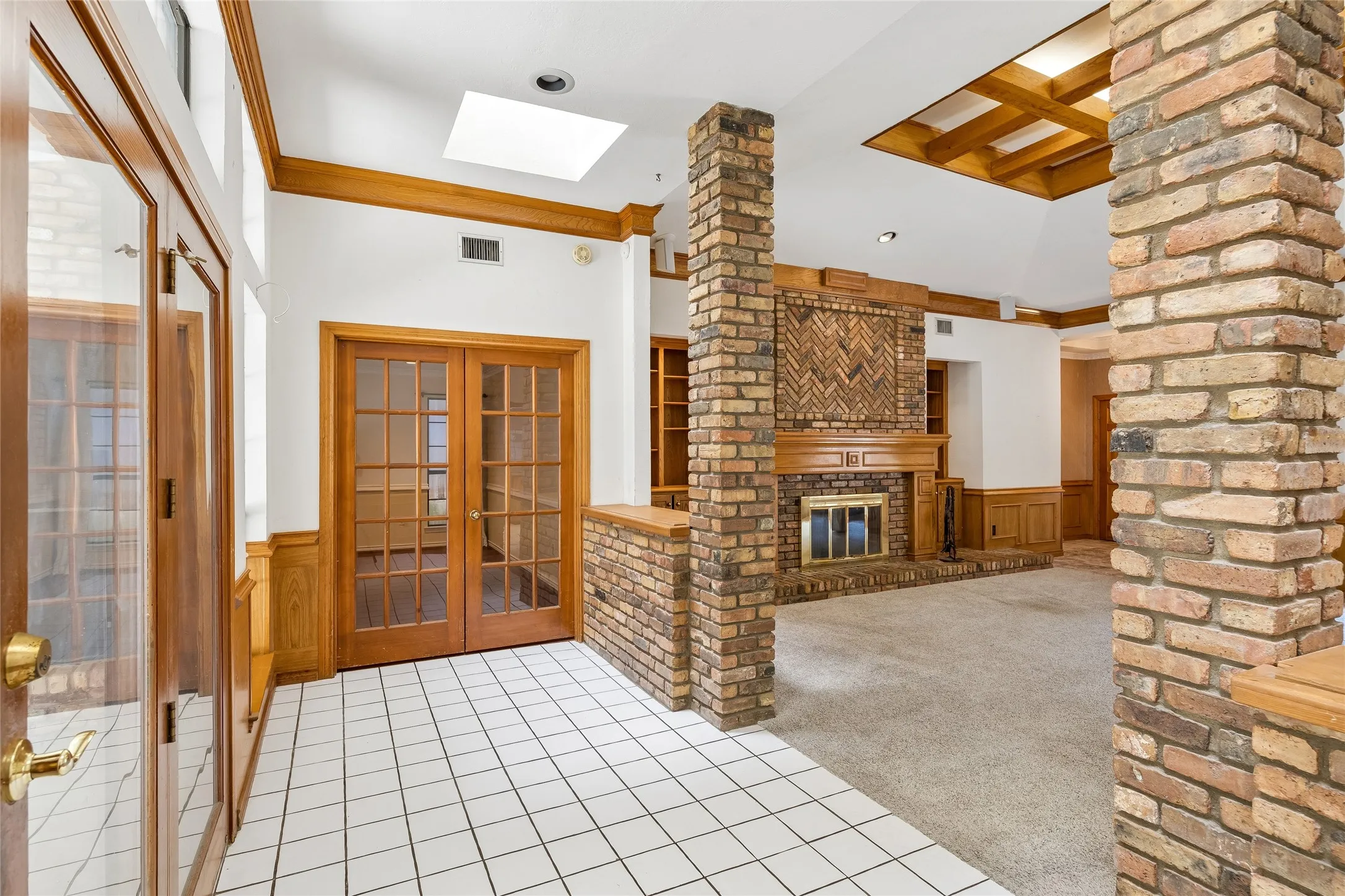 Single Family Residence For Sale in Tarrant County , 6600 Canalview Drive, Arlington, Texas 76016, 3 Bedroom, 2 Bathroom, 2 Garage spaces, 2,223 Sqft, built in 1984, mls#21321073, Real Estate Agent in Arlington, Homes For Sale in Tarrant county, Homes For Sale in Arlington, Realtor in Arlington Texas, Real Estate Brokerage Independent Realty Texas, Luminita Cordes Realtor
