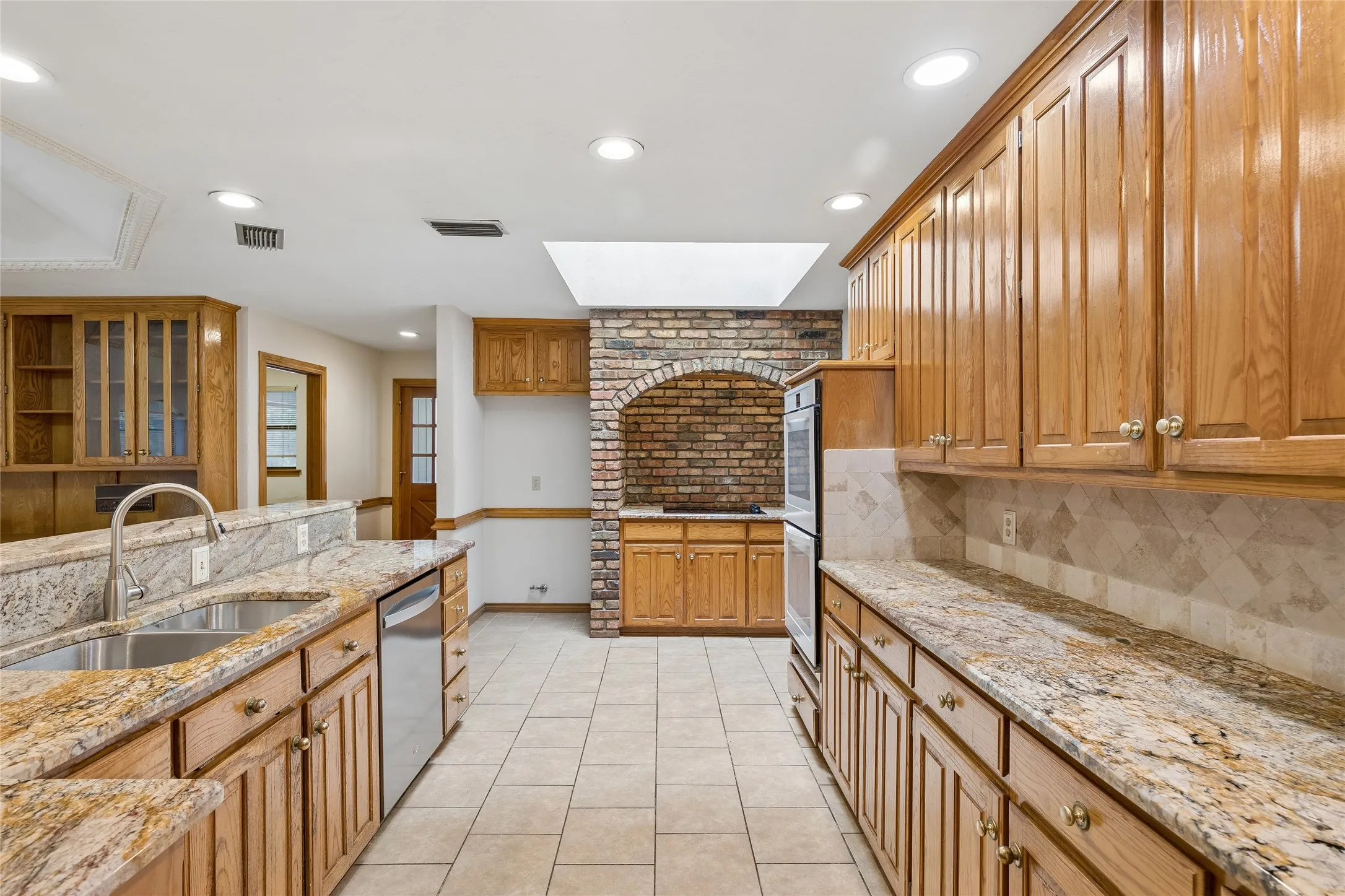 Single Family Residence For Sale in Tarrant County , 6600 Canalview Drive, Arlington, Texas 76016, 3 Bedroom, 2 Bathroom, 2 Garage spaces, 2,223 Sqft, built in 1984, mls#21321073, Real Estate Agent in Arlington, Homes For Sale in Tarrant county, Homes For Sale in Arlington, Realtor in Arlington Texas, Real Estate Brokerage Independent Realty Texas, Luminita Cordes Realtor