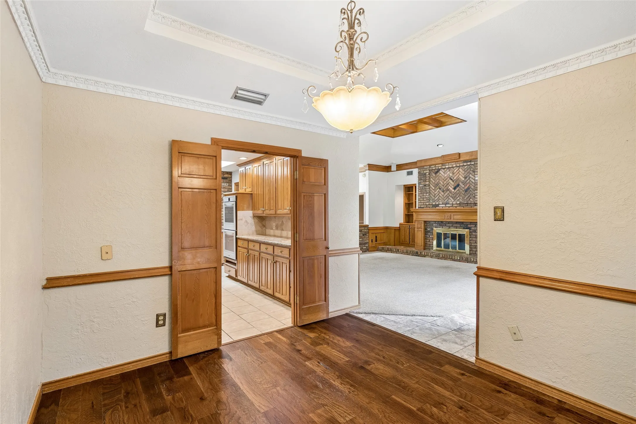 Single Family Residence For Sale in Tarrant County , 6600 Canalview Drive, Arlington, Texas 76016, 3 Bedroom, 2 Bathroom, 2 Garage spaces, 2,223 Sqft, built in 1984, mls#21321073, Real Estate Agent in Arlington, Homes For Sale in Tarrant county, Homes For Sale in Arlington, Realtor in Arlington Texas, Real Estate Brokerage Independent Realty Texas, Luminita Cordes Realtor